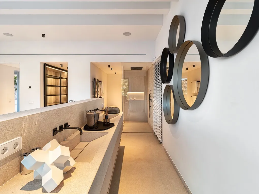 Modern villa i ett drömläge med spektakulär utsikt-12