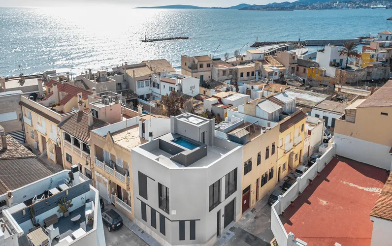 Modern townhouse with views, terrace and pool in Molinar