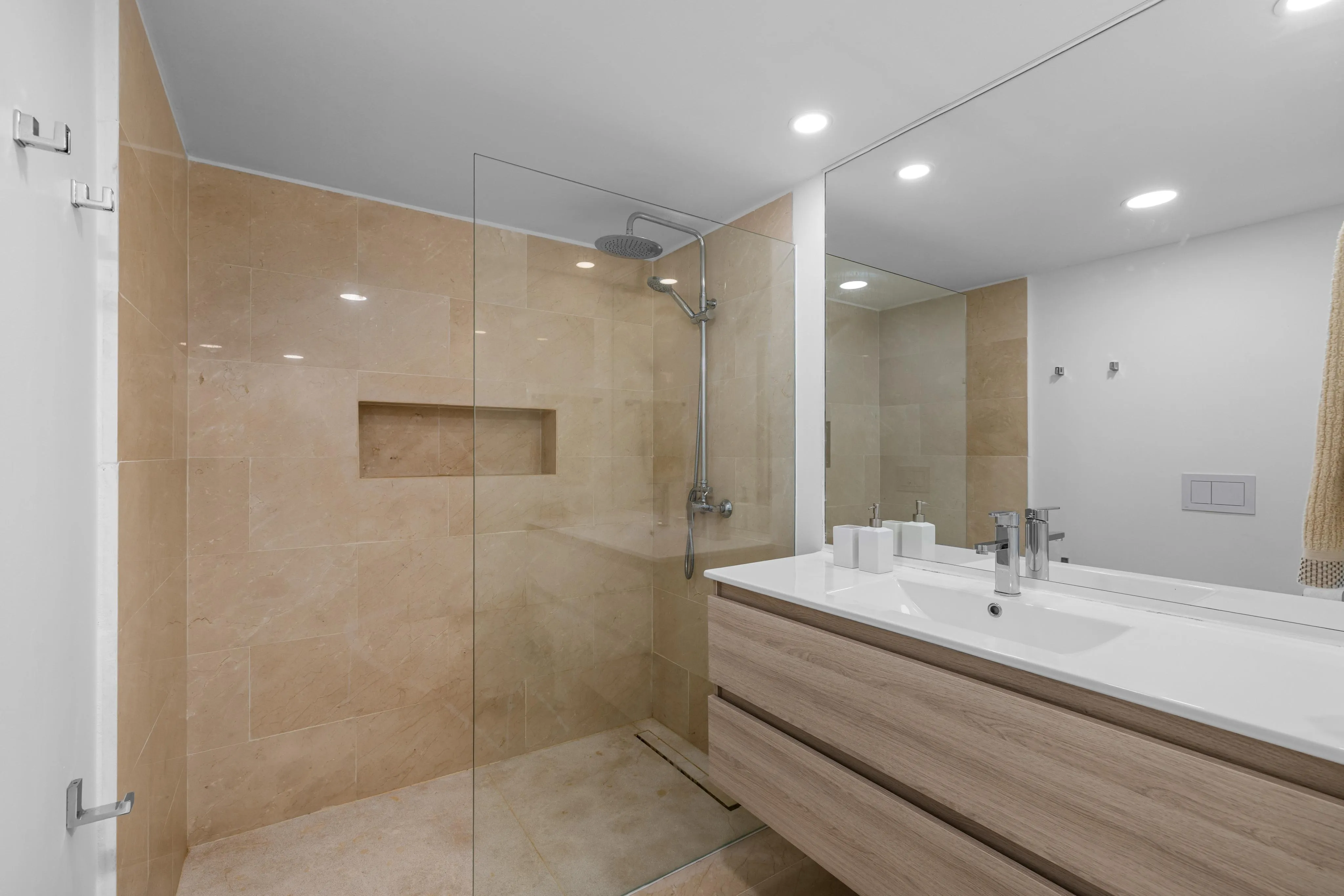 Acollidora casa en primera línia del port de Santa Ponsa.-9