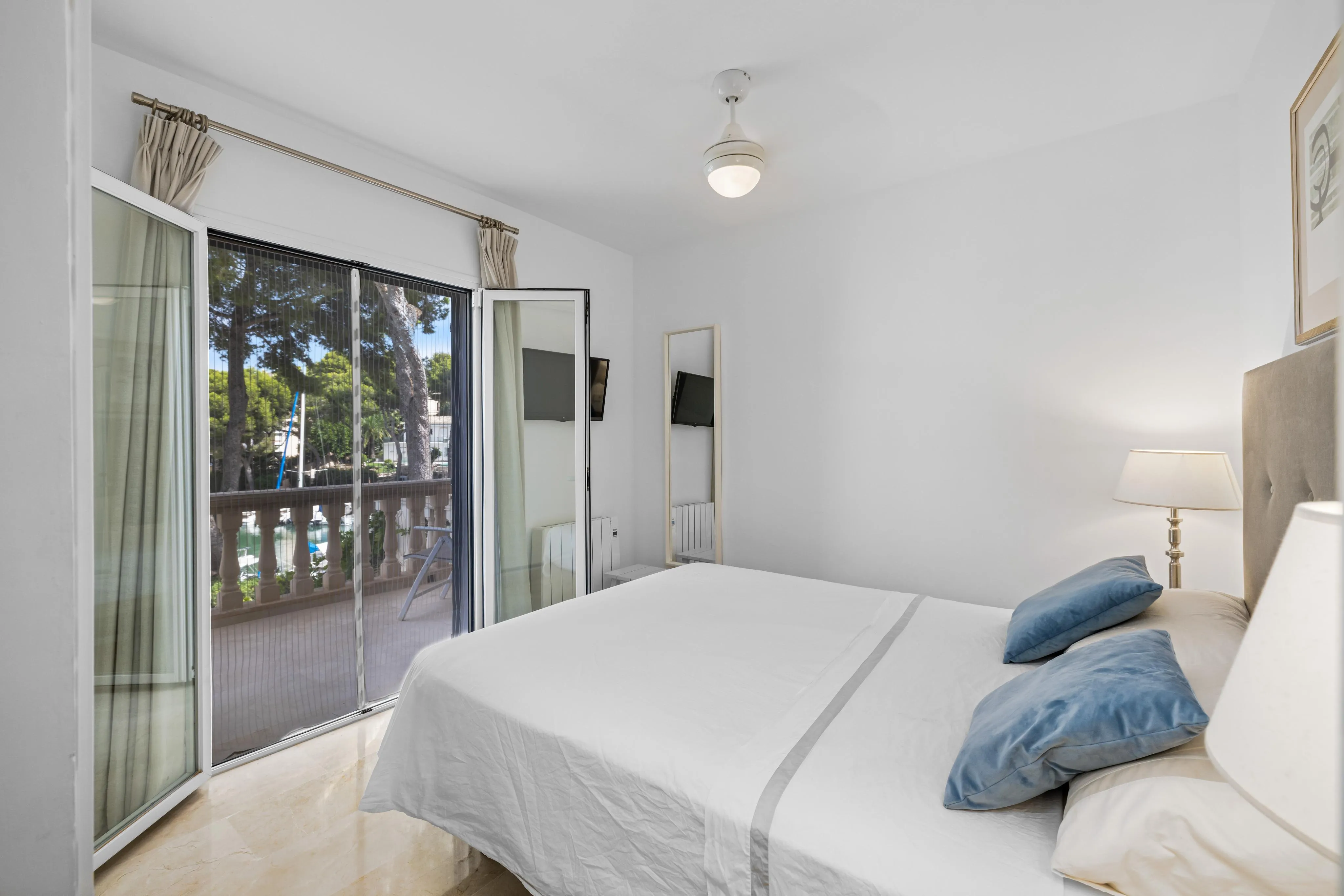 Acollidora casa en primera línia del port de Santa Ponsa.-10