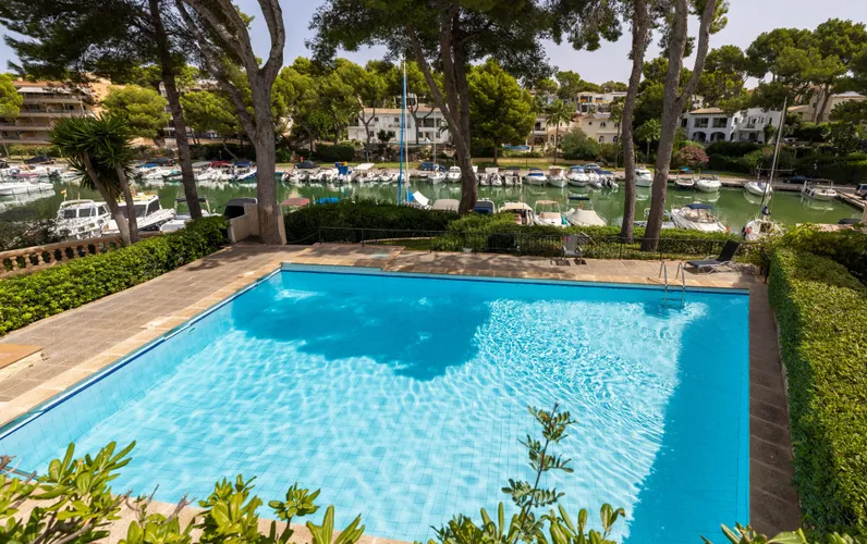 Gezellig huis in de eerste rij aan de haven van Santa Ponsa.