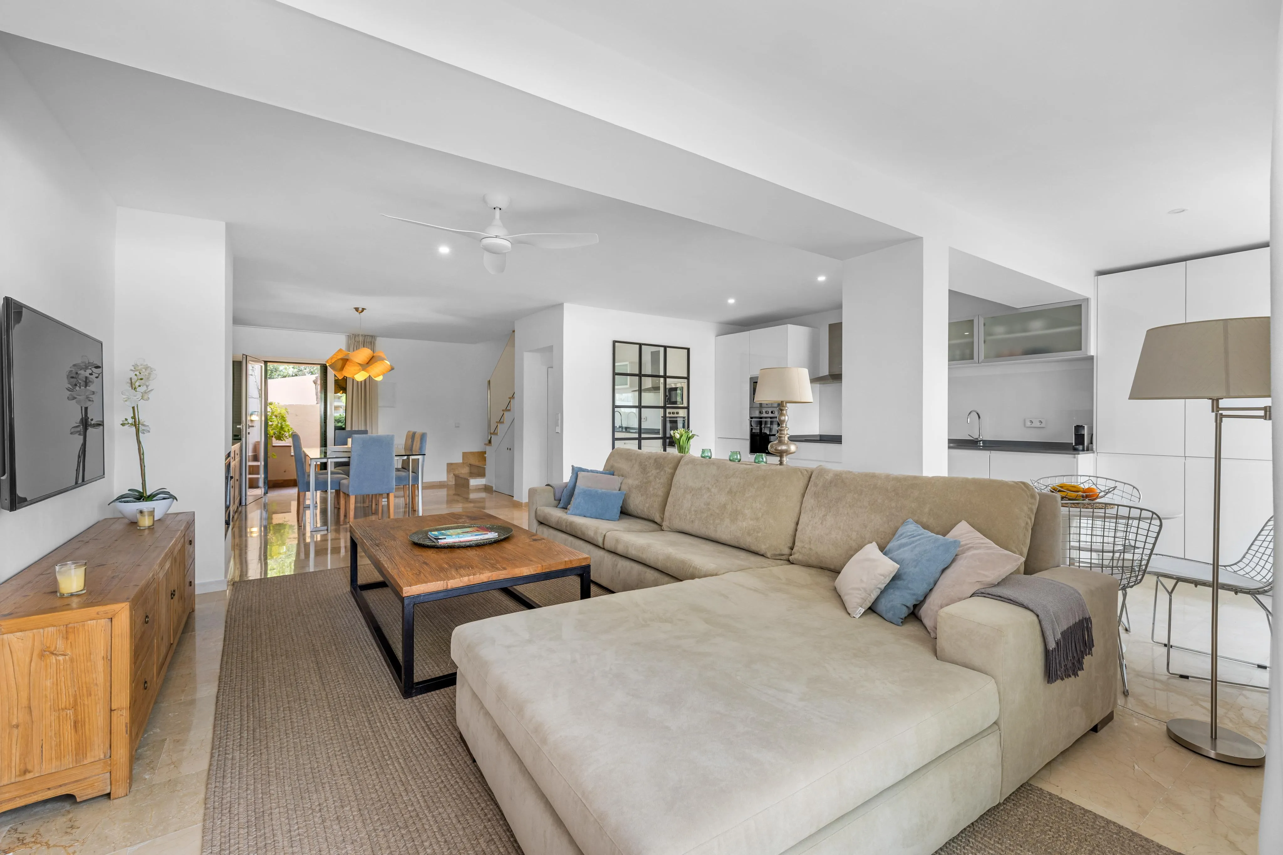 Acollidora casa en primera línia del port de Santa Ponsa.-3