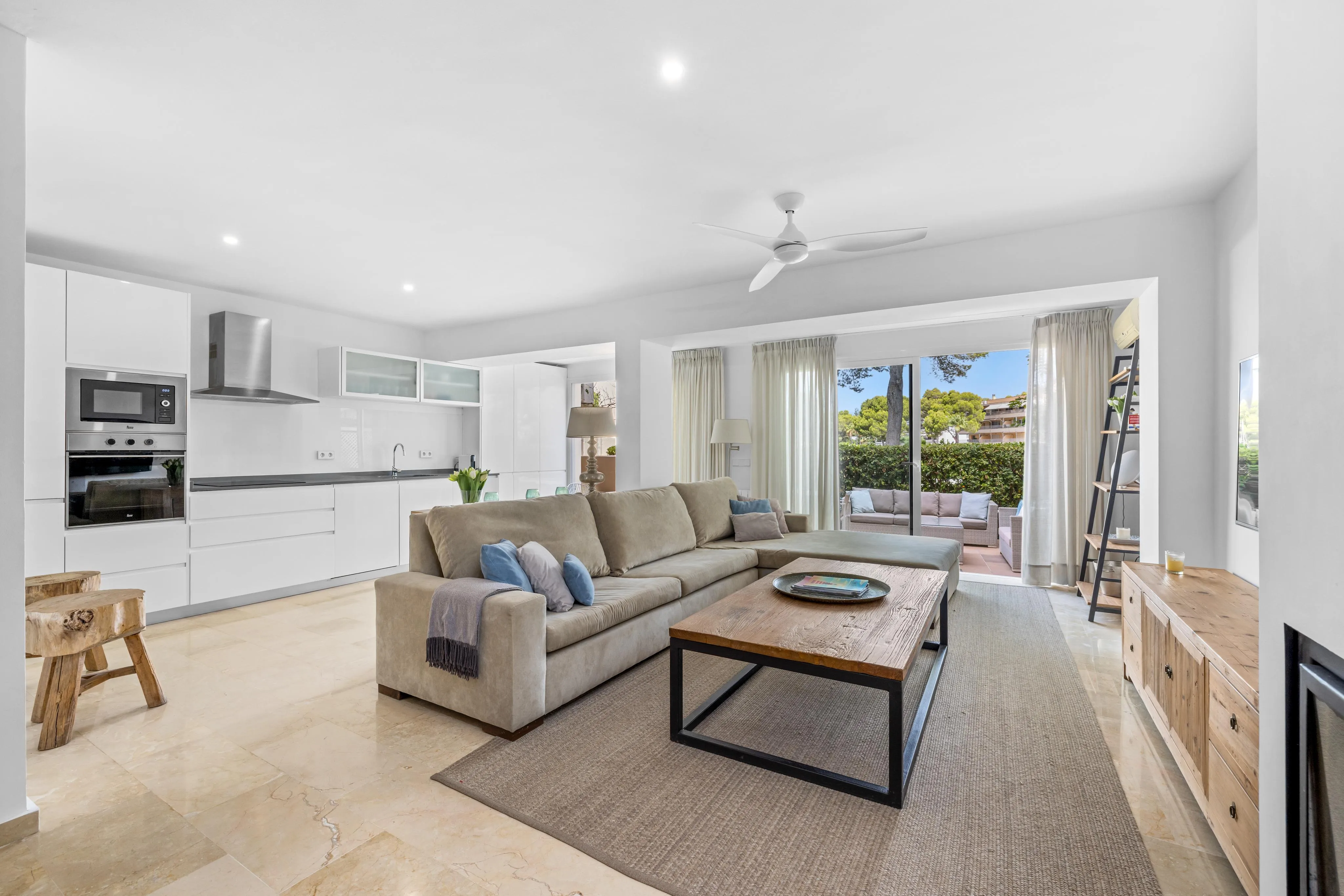 Acollidora casa en primera línia del port de Santa Ponsa.-2