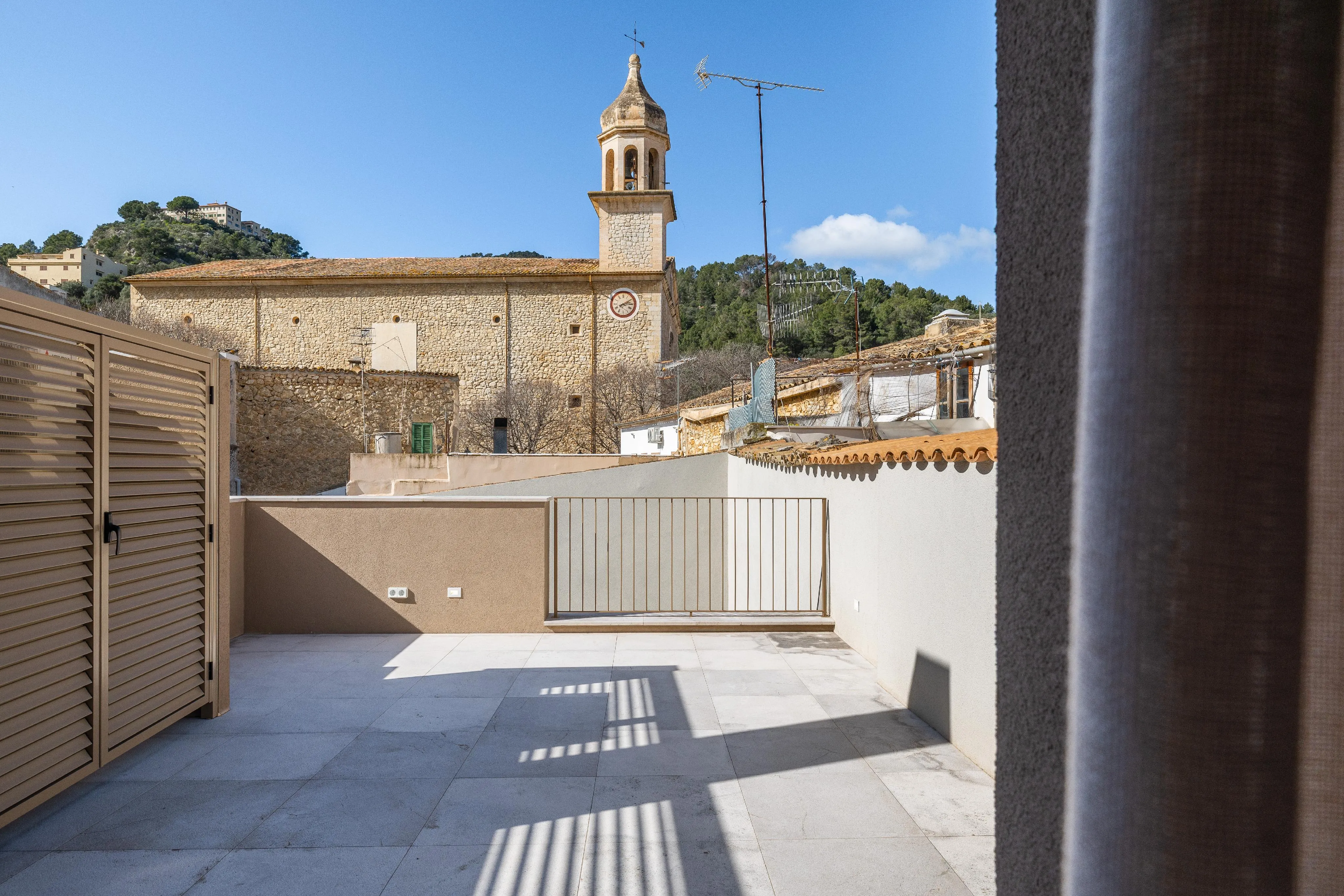 Casa de pueblo modernizada con gran terraza en la azotea-18