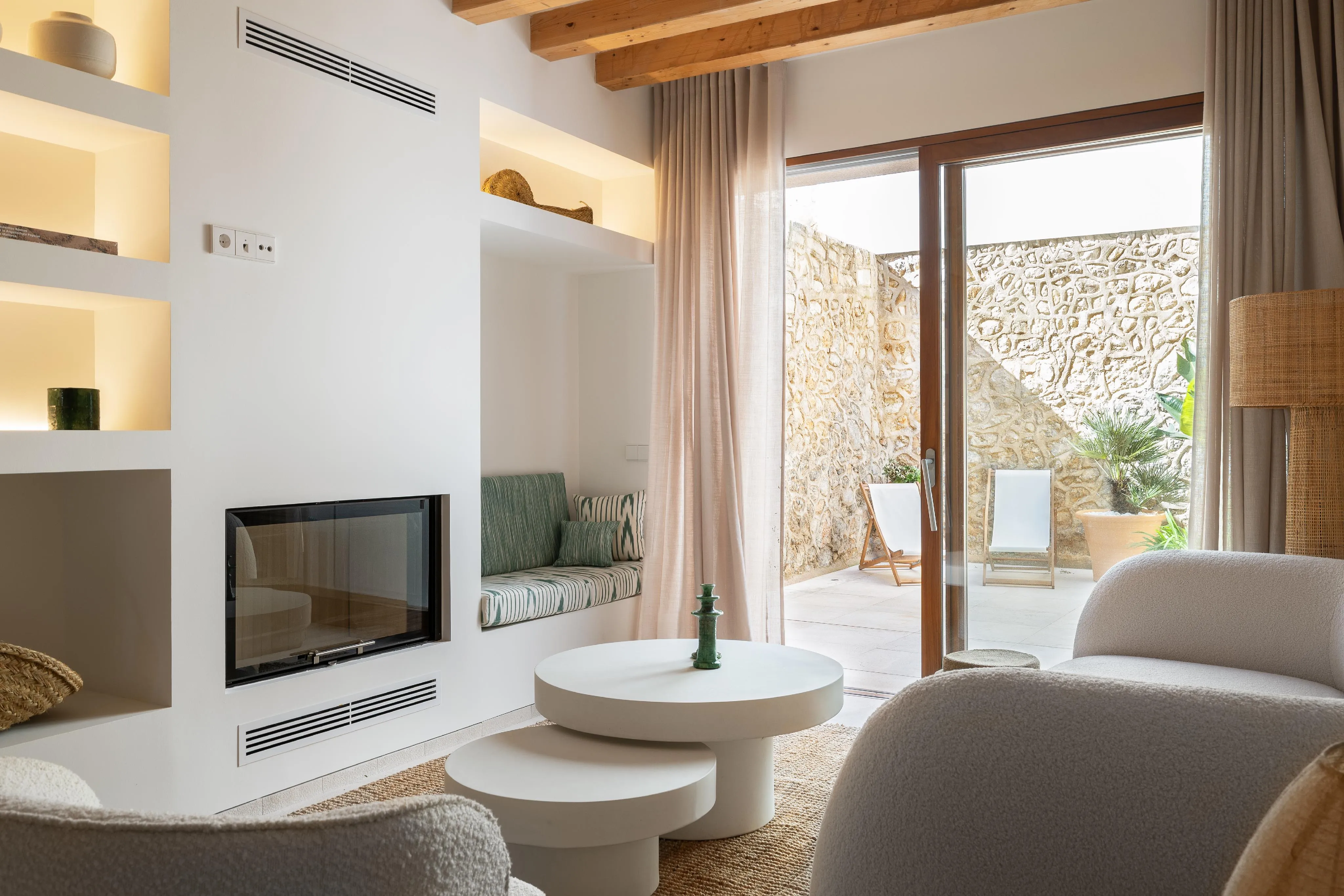 Casa de pueblo modernizada con gran terraza en la azotea-1