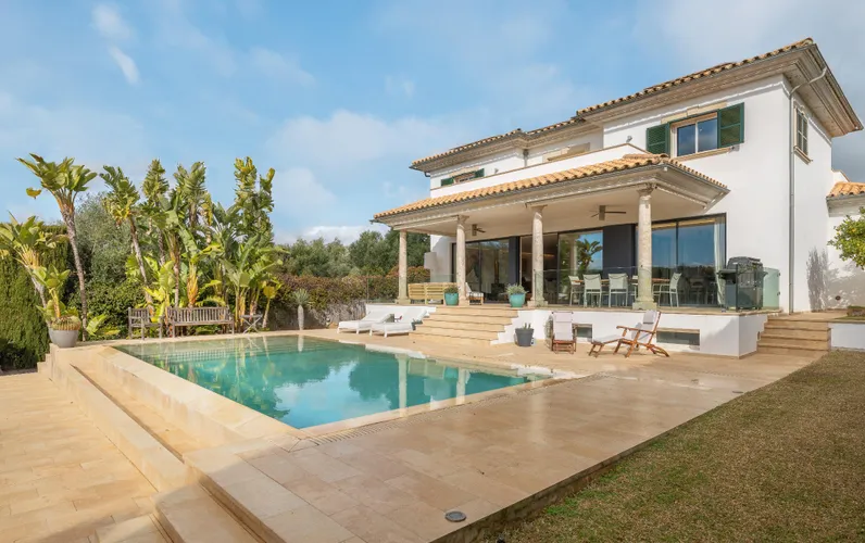 Mediterranean villa with views of Palma bay