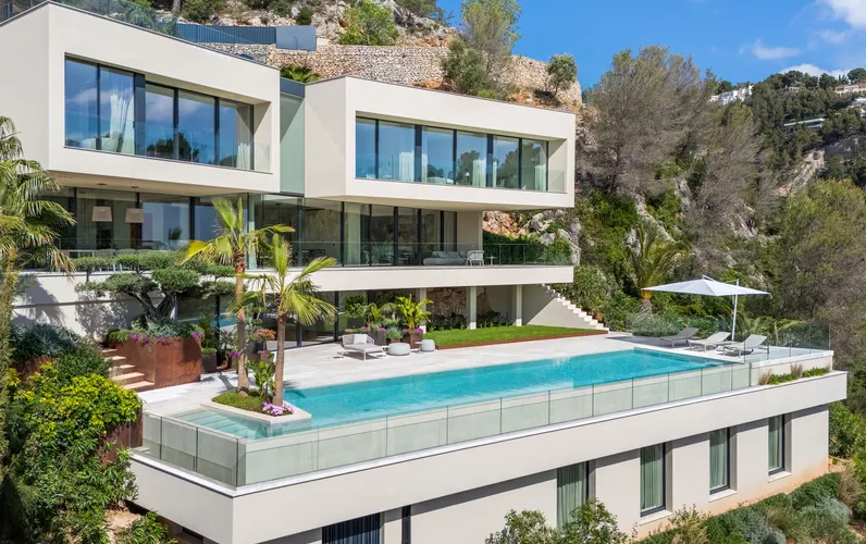 New built villa with sea views in Son Vida