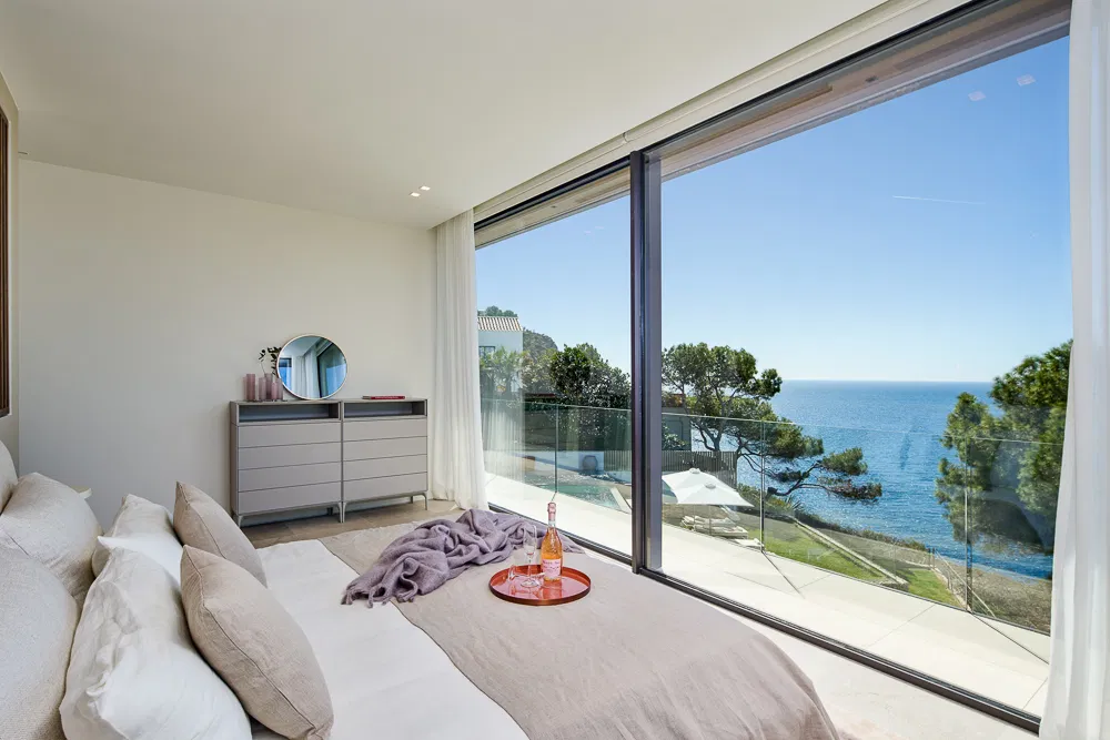 Front line villa in highly sought after location-13