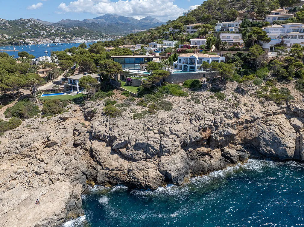 Front line villa in highly sought after location-31