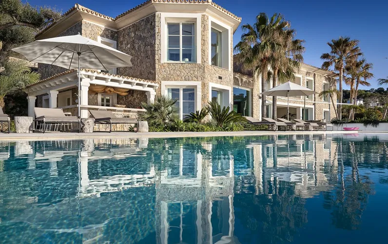 Роскошный особняк для семьи с фантастическим видом на море в Порт-Андрач