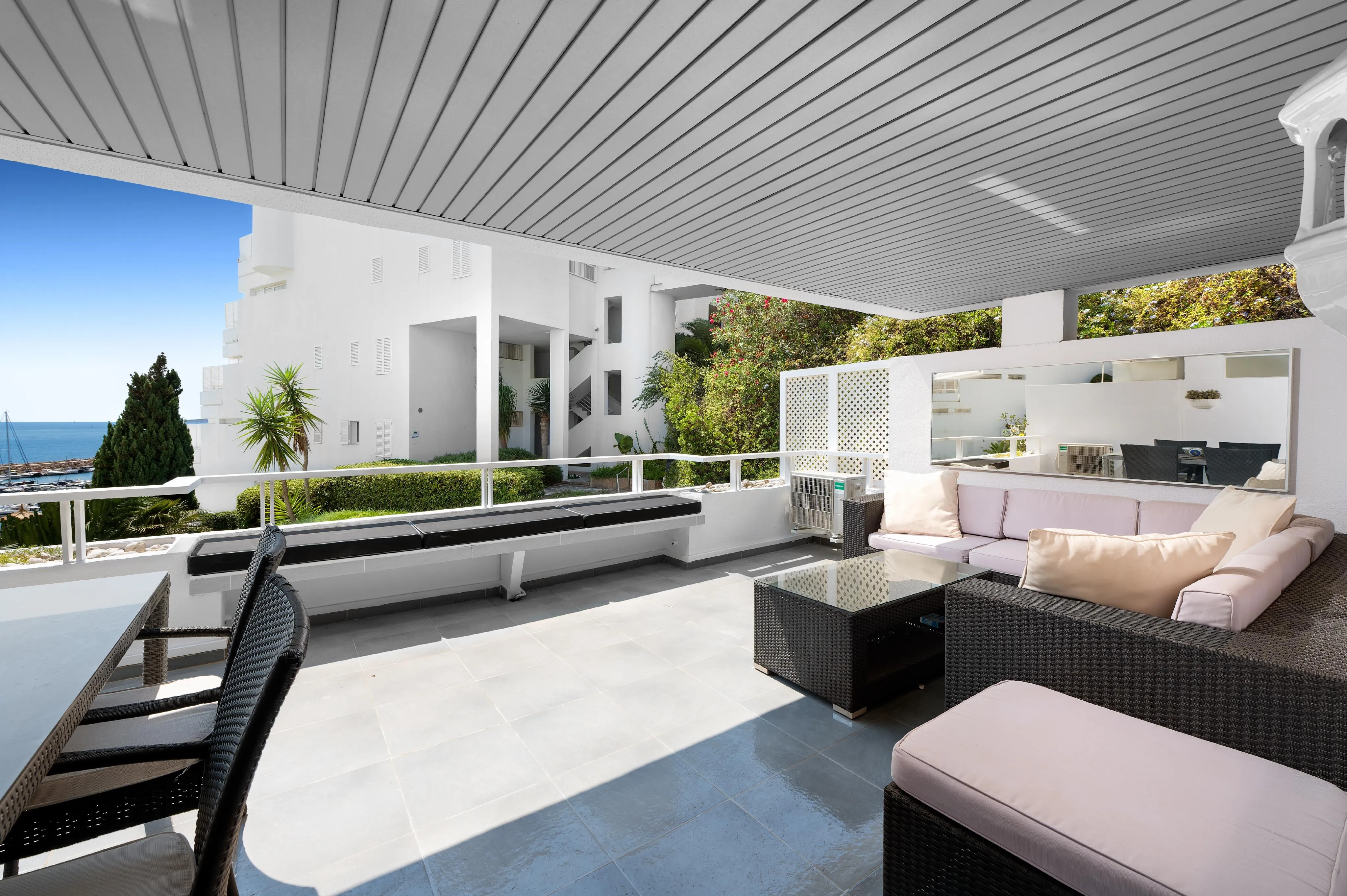 Holiday Apartment with Stunning Sea Views Next to the Marina-2