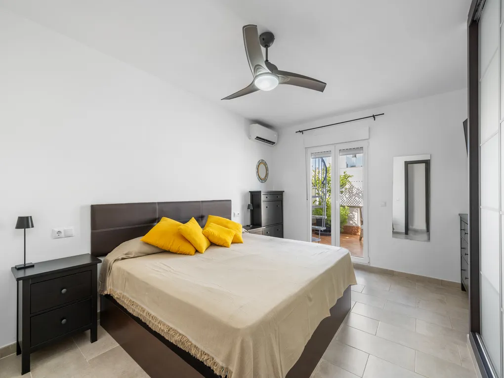 Bright penthouse with two private terraces-4