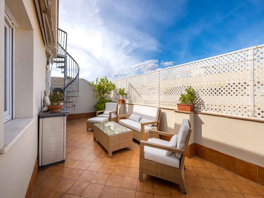 Bright penthouse with two private terraces-7