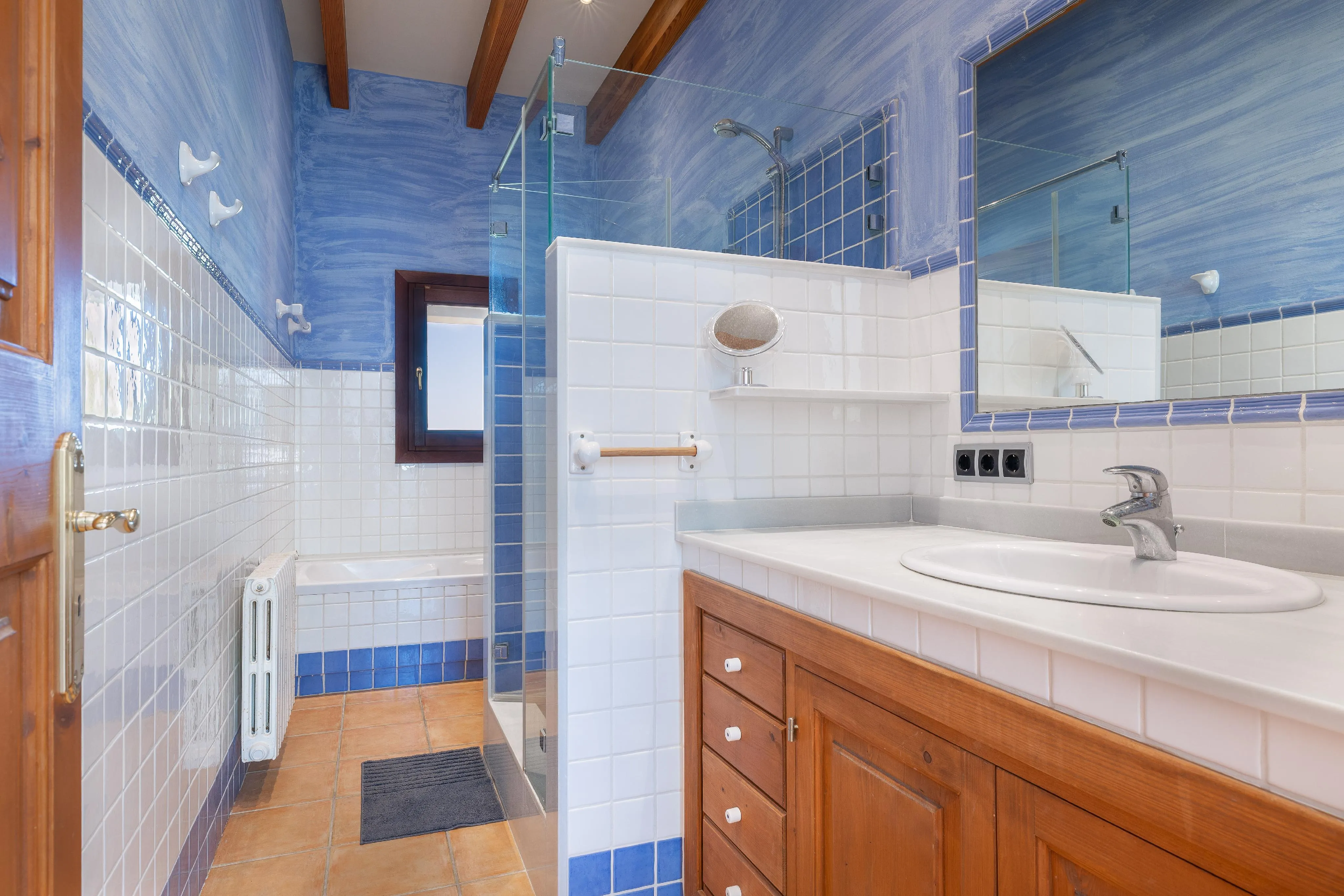 Maison familiale de plain-pied avec un beau jardin et une vue magnifique-11