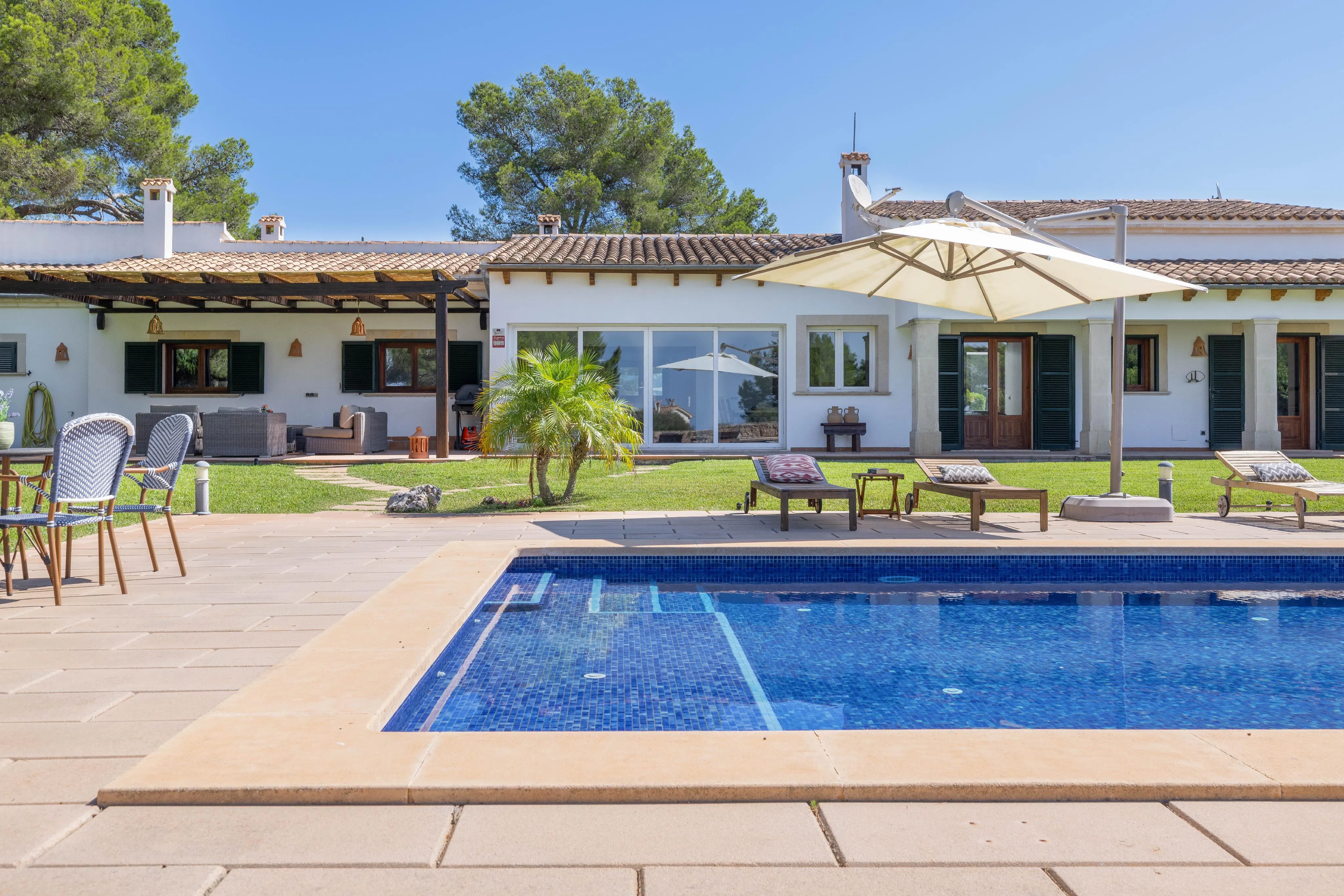 Maison familiale de plain-pied avec un beau jardin et une vue magnifique-15