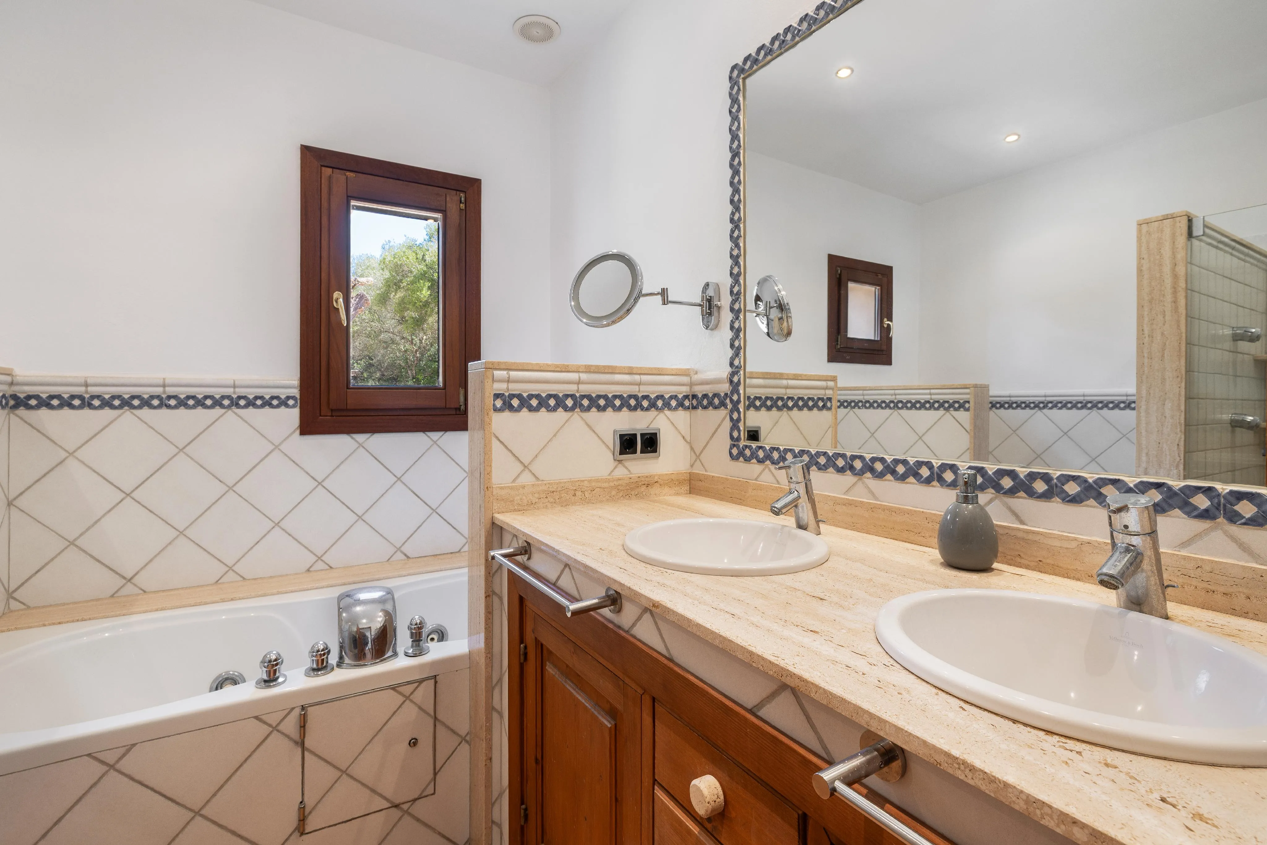 Maison familiale de plain-pied avec un beau jardin et une vue magnifique-10