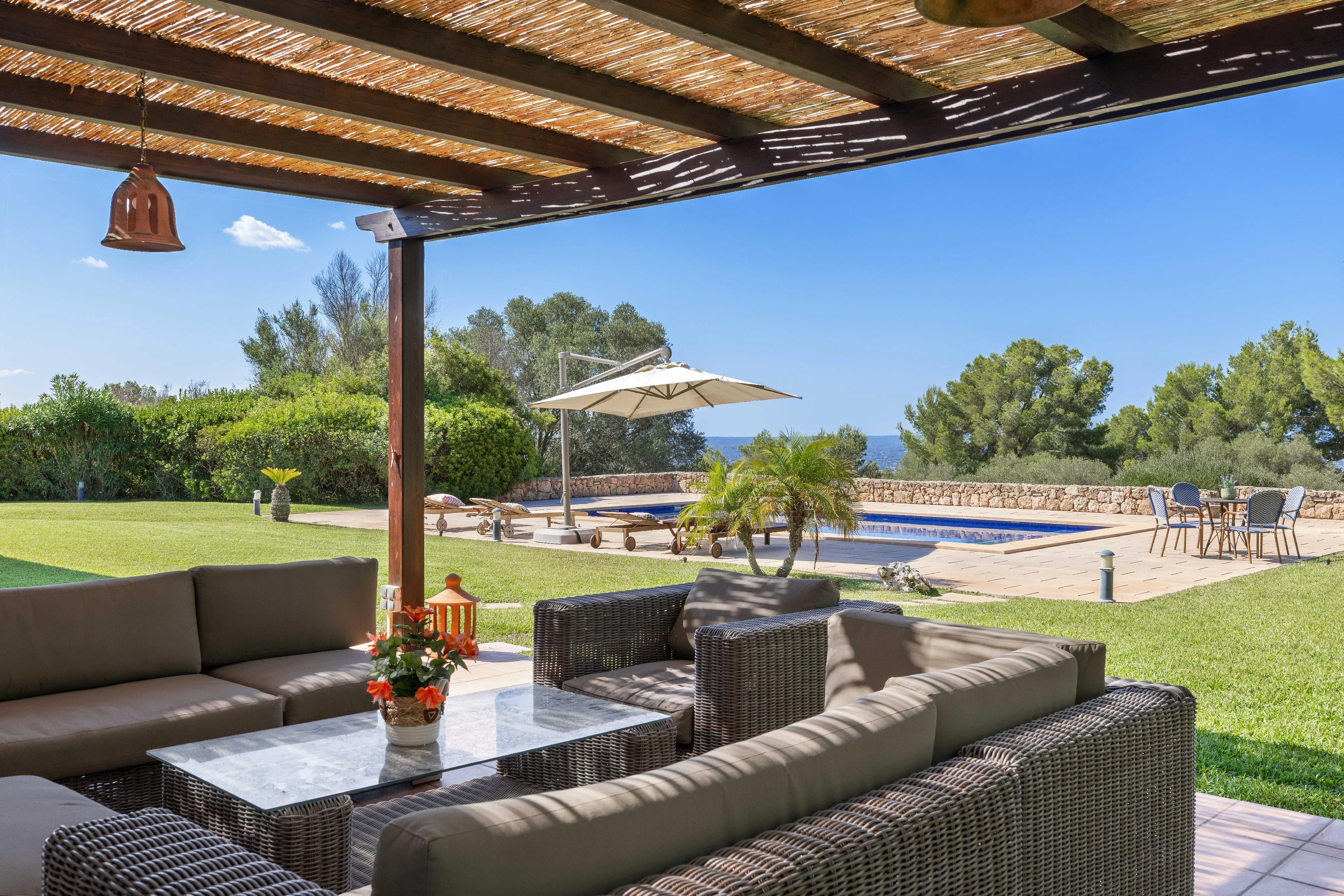 Maison familiale de plain-pied avec un beau jardin et une vue magnifique-2