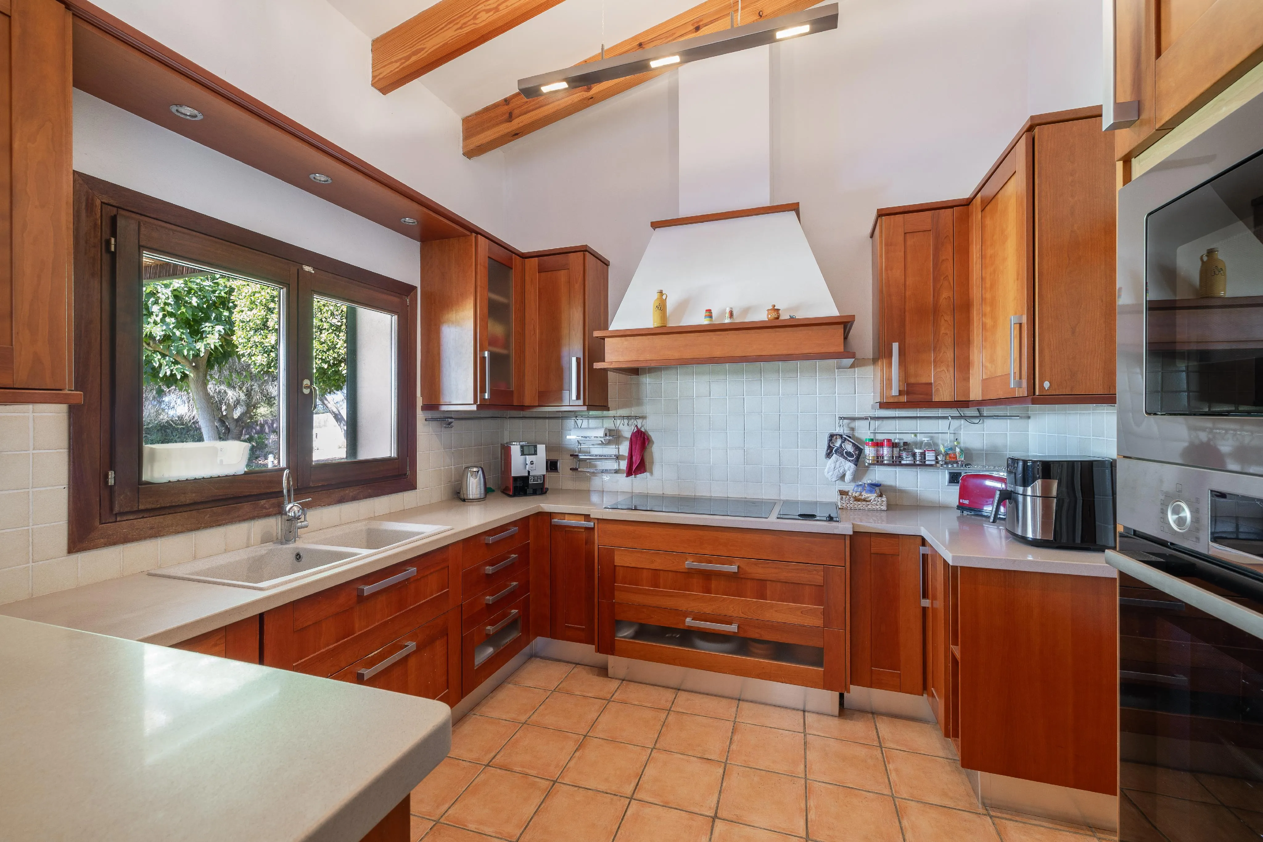 Maison familiale de plain-pied avec un beau jardin et une vue magnifique-5