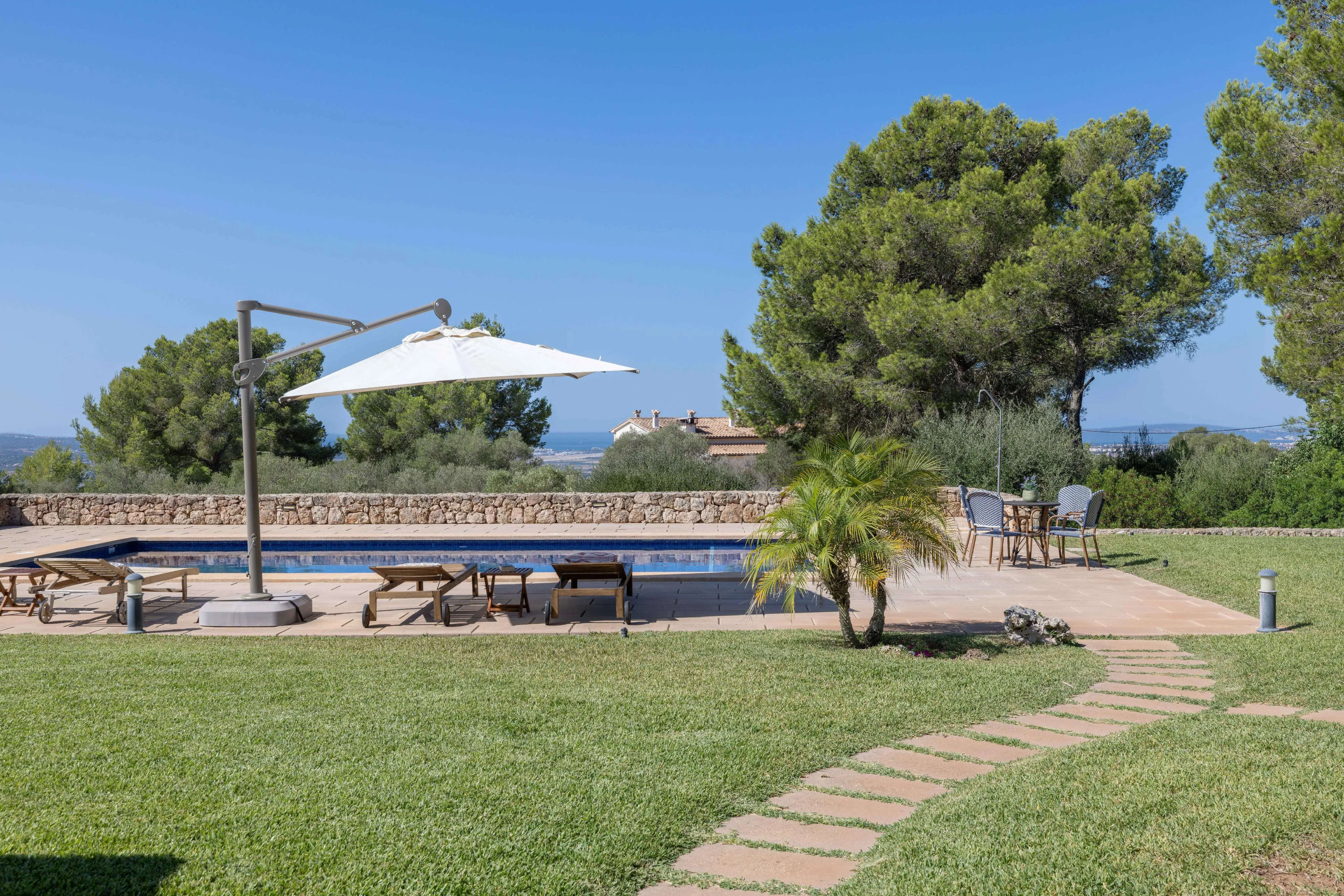 Maison familiale de plain-pied avec un beau jardin et une vue magnifique-17
