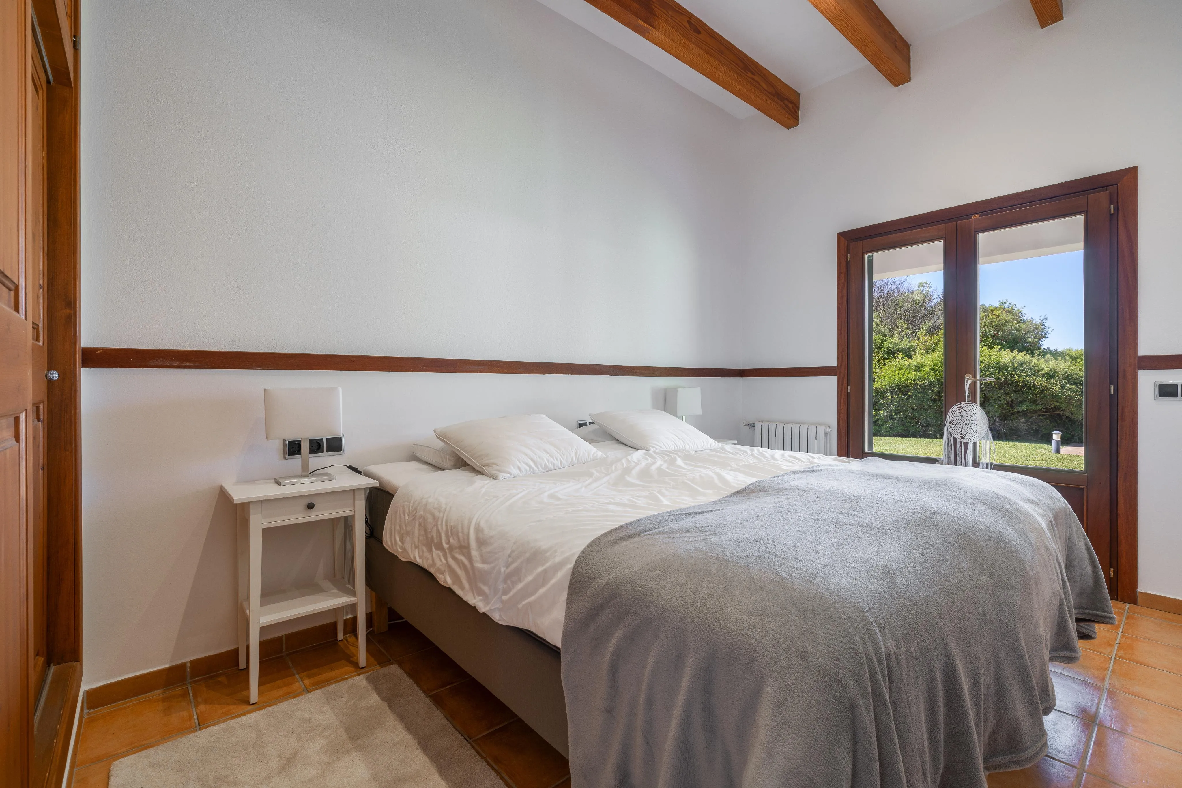 Maison familiale de plain-pied avec un beau jardin et une vue magnifique-12