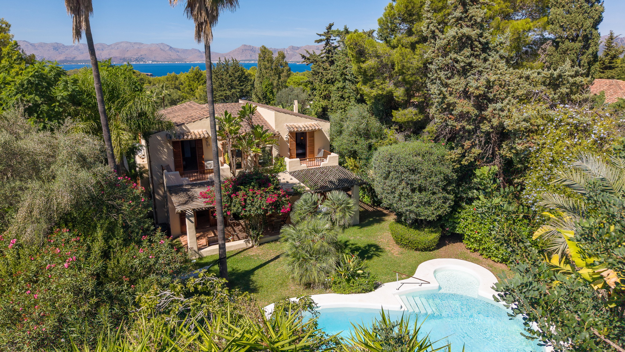Enestående villa med stor pool, tropisk have og havudsigt over Pollensa-bugten, i det eksklusive Bonaire, Alcudia