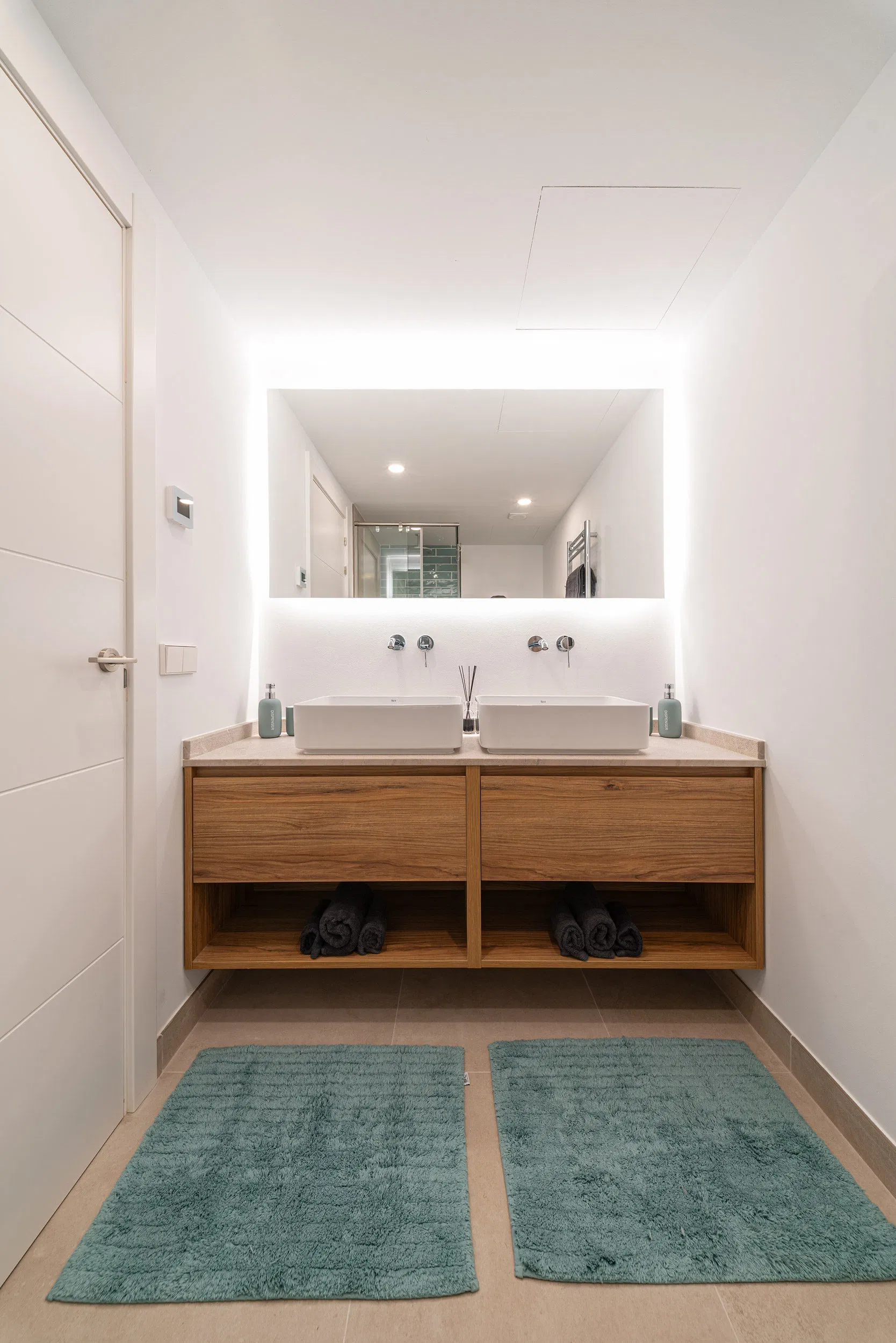 Stylish fully renovated top-floor apartment with stunning sea views in Cala Vinyes-9