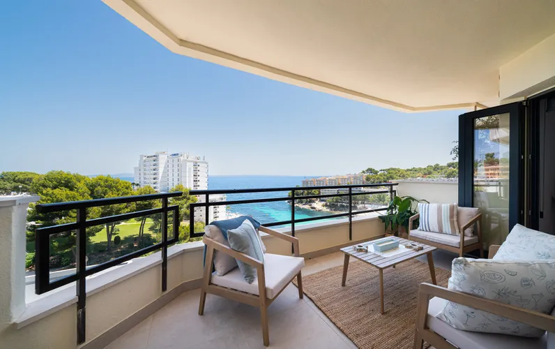 Elegante apartamento en la última planta, totalmente reformado, con impresionantes vistas al mar en Cala Vinyes