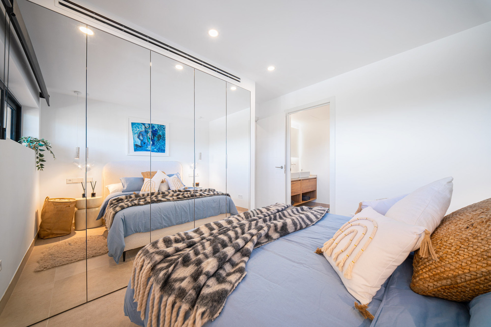 Stylish fully renovated top-floor apartment with stunning sea views in Cala Vinyes-10