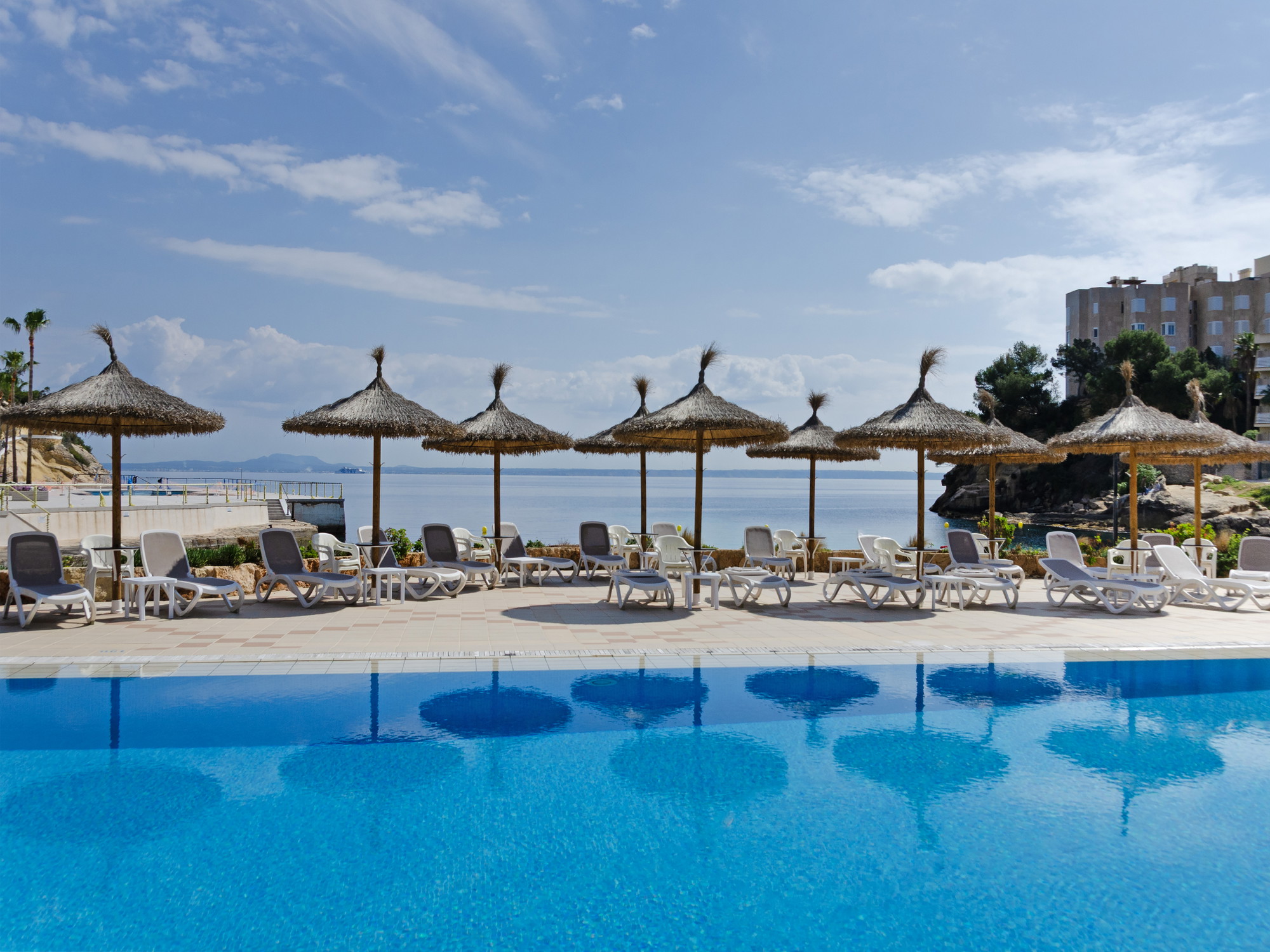 Stylish fully renovated top-floor apartment with stunning sea views in Cala Vinyes-13