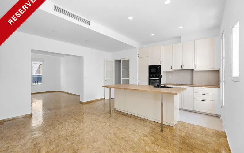 Ljus och helt nyrenoverad lägenhet med hiss och balkong nära Plaza Patines