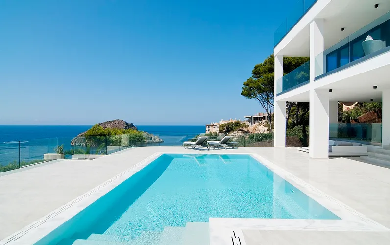 Exclusiva villa de estilo mediterráneo moderno con vistas al mar en Santa Ponsa