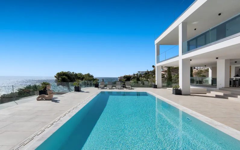 Eksklusiv villa med havudsigt i moderne middelhavsstil i Santa Ponsa