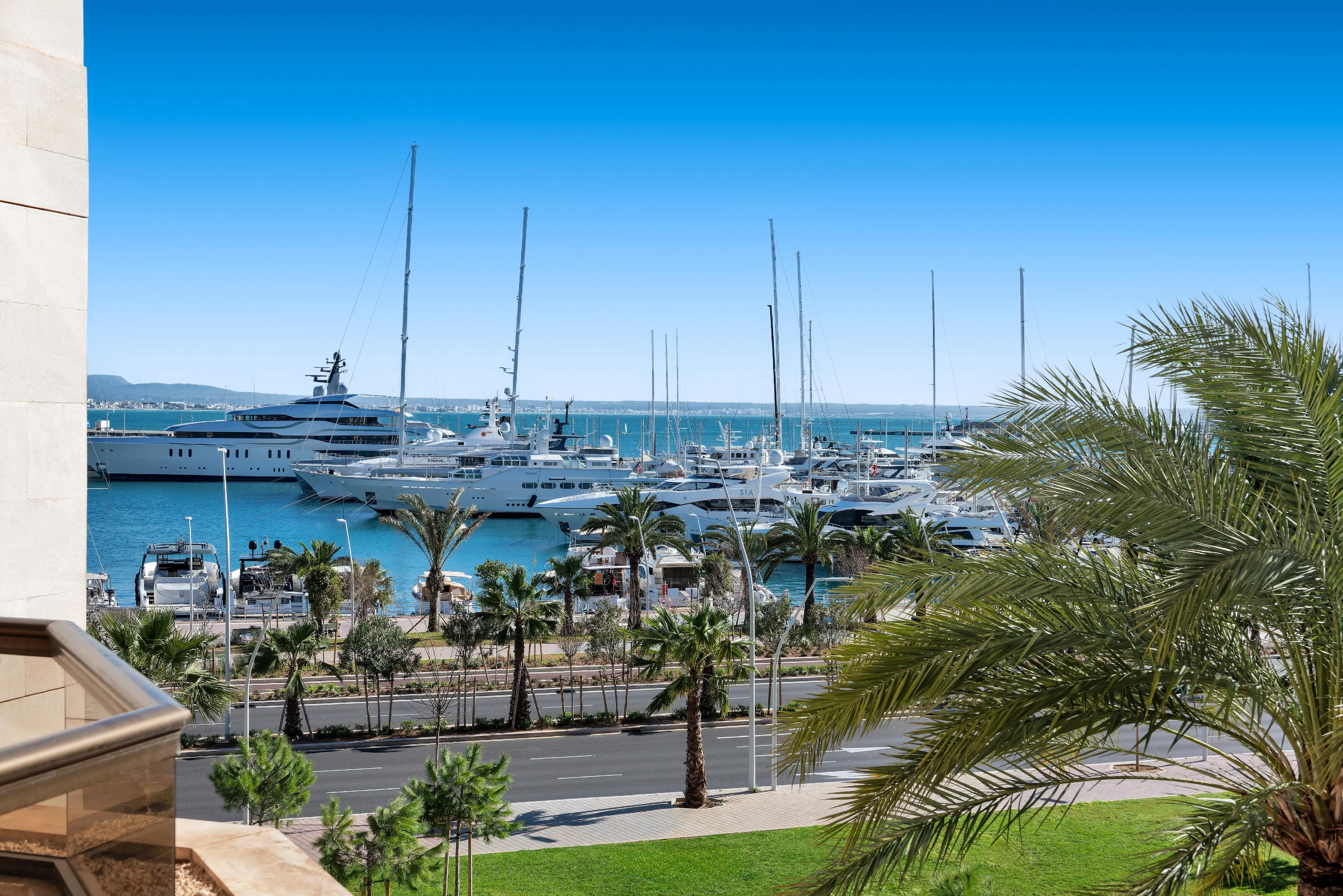 Living surrounded by the sea, yachts and the Mediterranean atmosphere-1