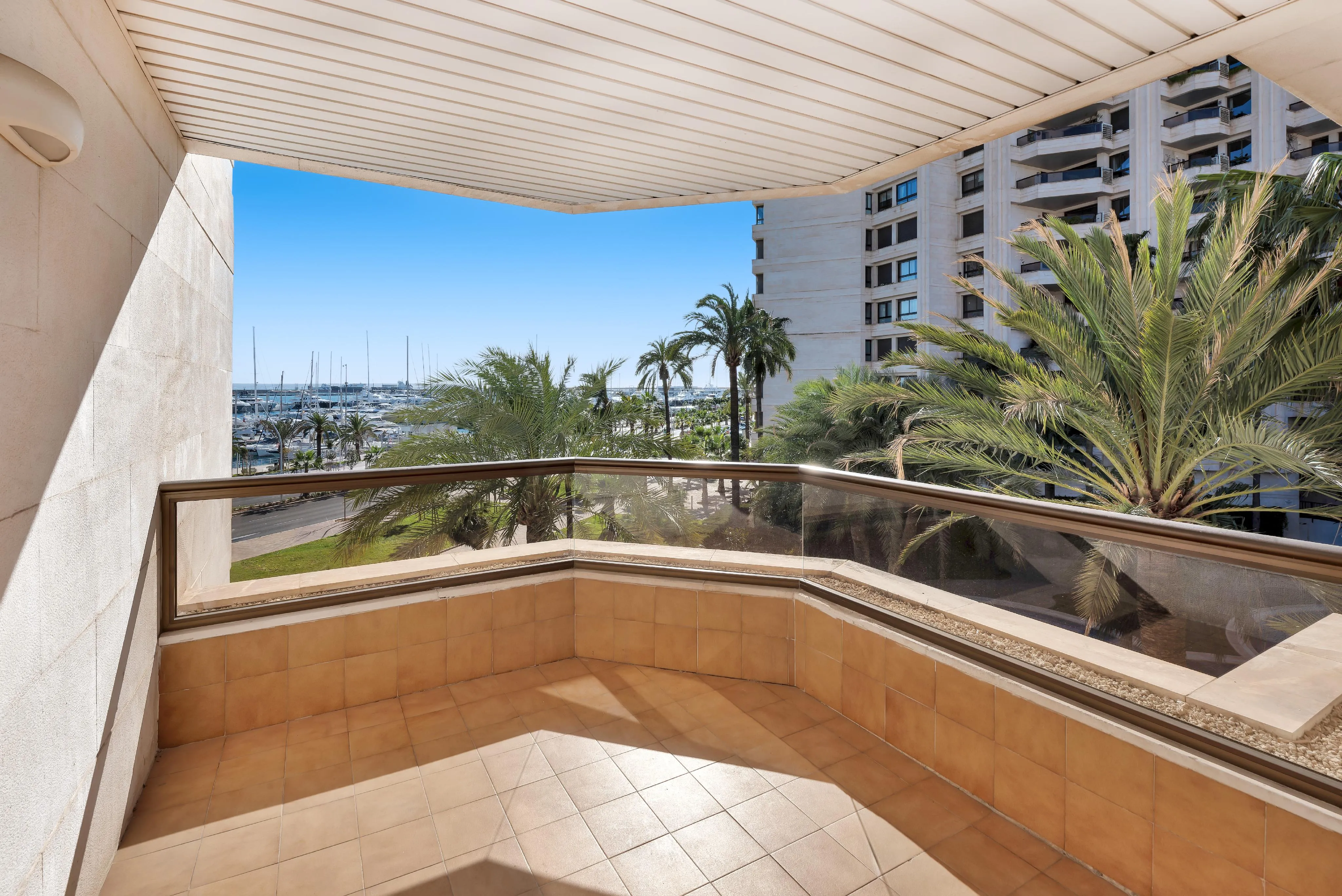 Living surrounded by the sea, yachts and the Mediterranean atmosphere-3