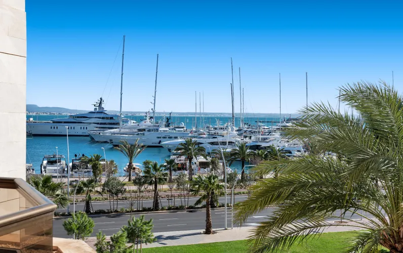 Living surrounded by the sea, yachts and the Mediterranean atmosphere