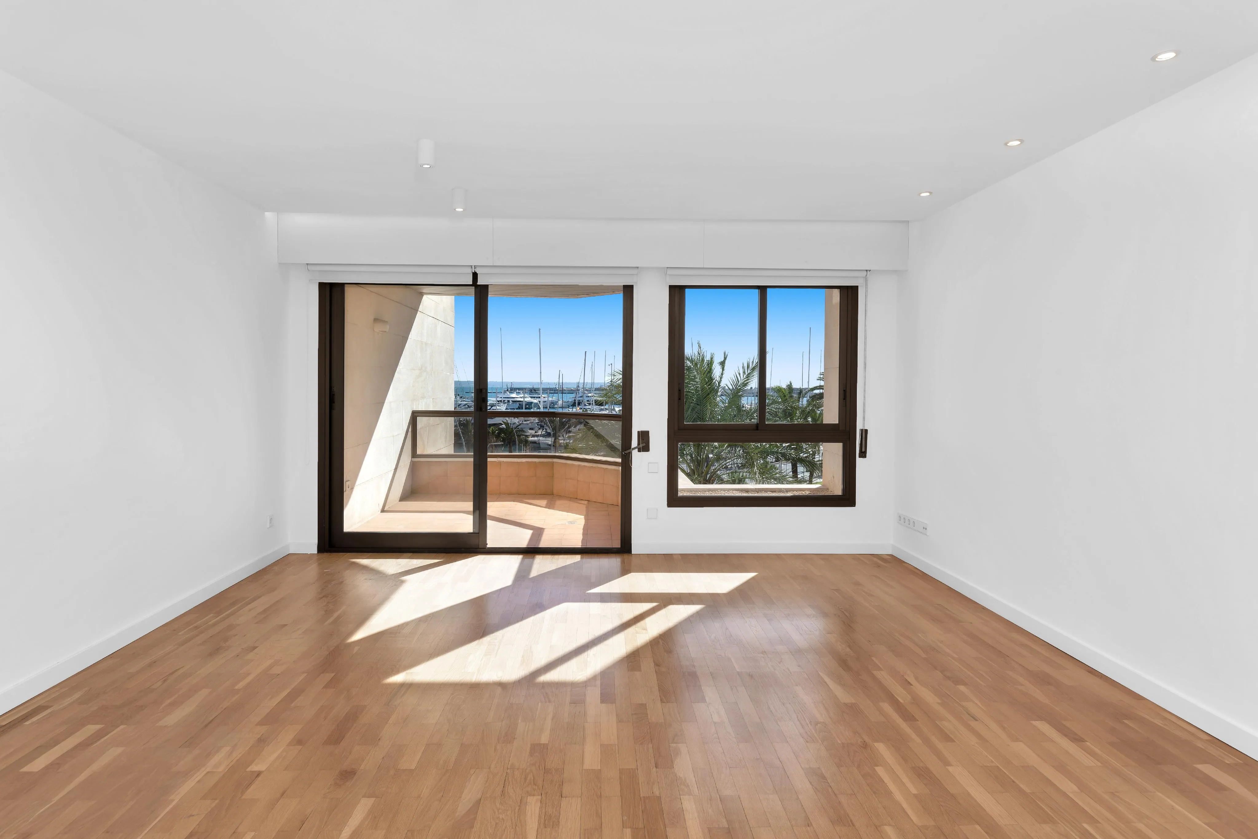 Living surrounded by the sea, yachts and the Mediterranean atmosphere-2