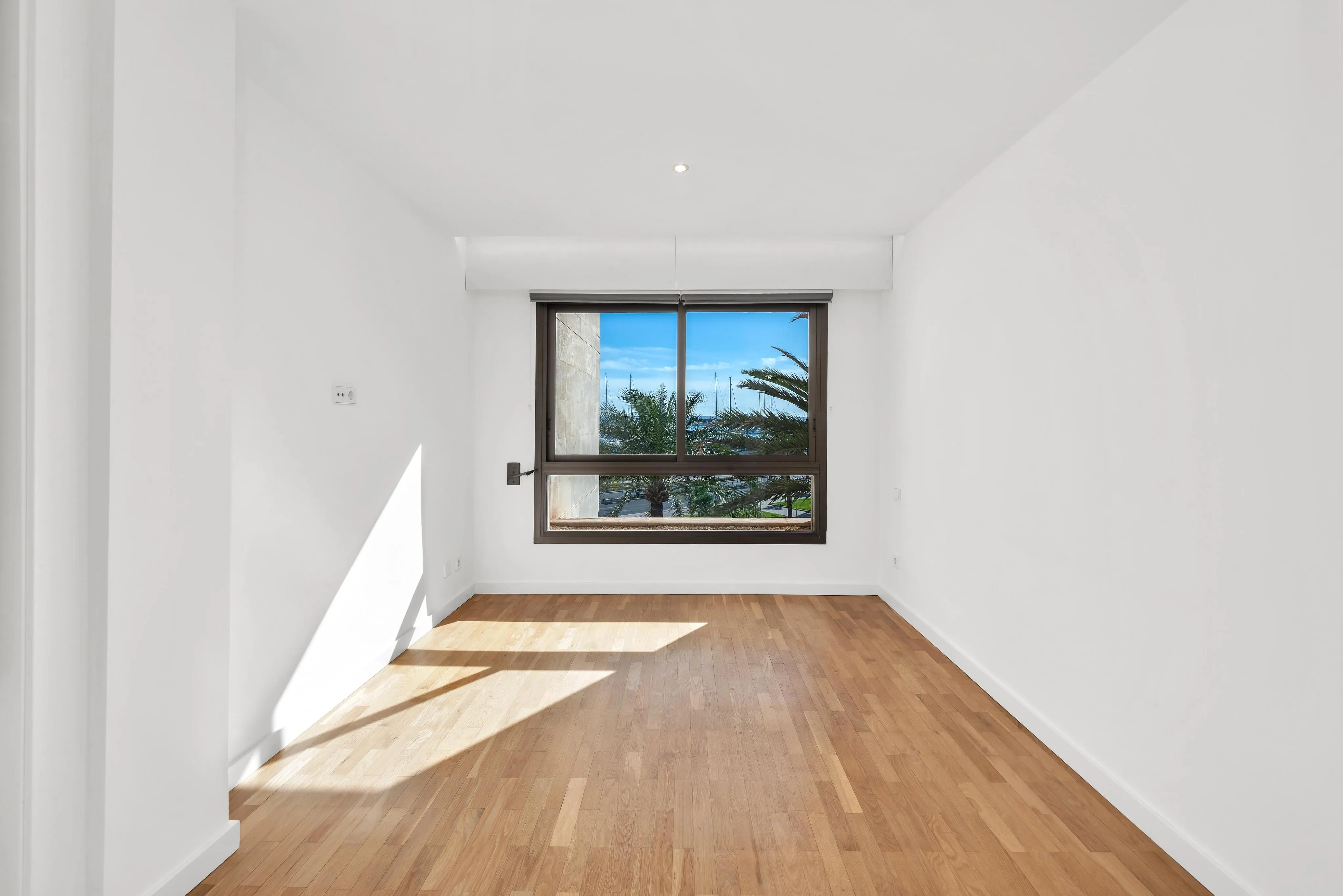 Living surrounded by the sea, yachts and the Mediterranean atmosphere-8