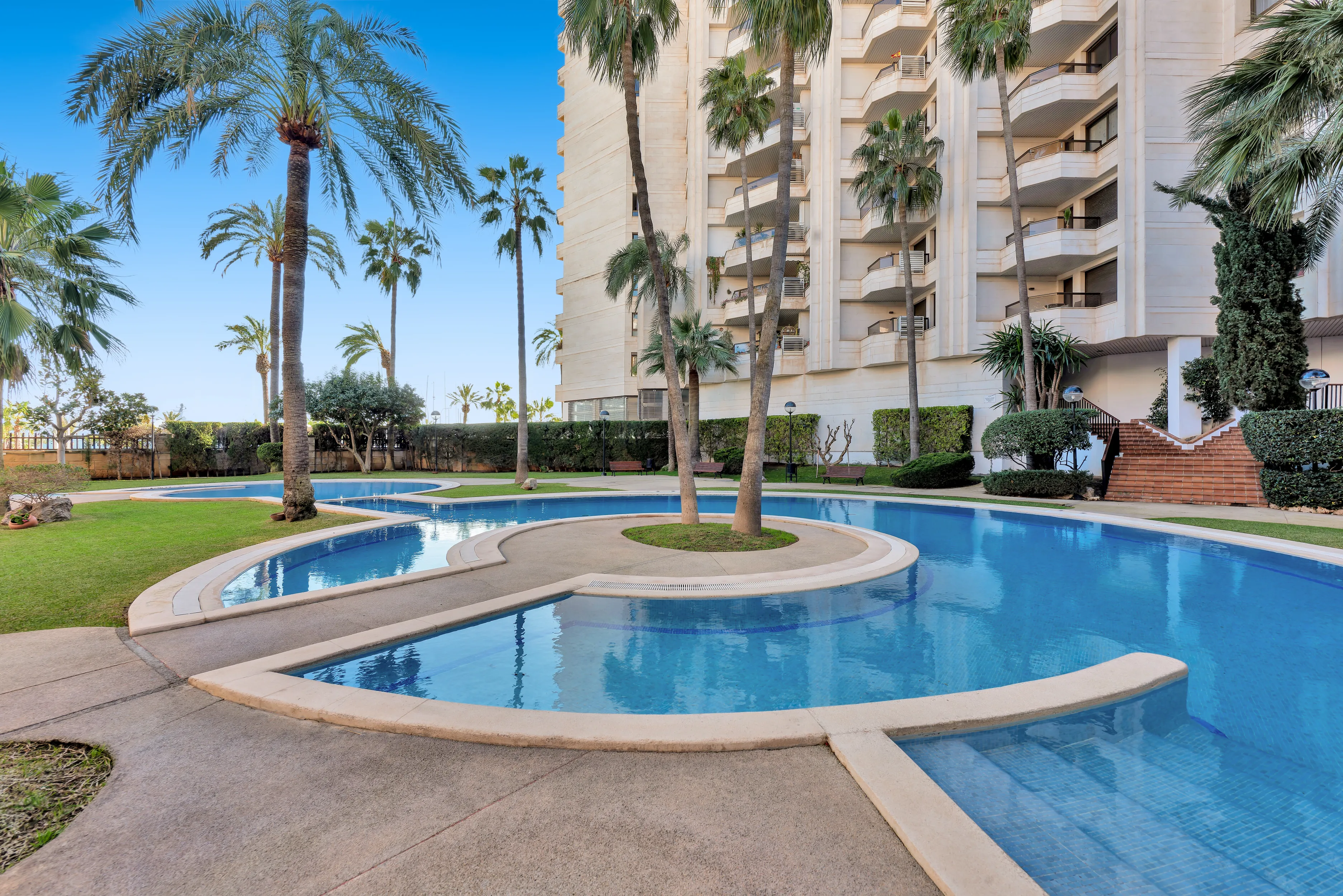 Living surrounded by the sea, yachts and the Mediterranean atmosphere-15