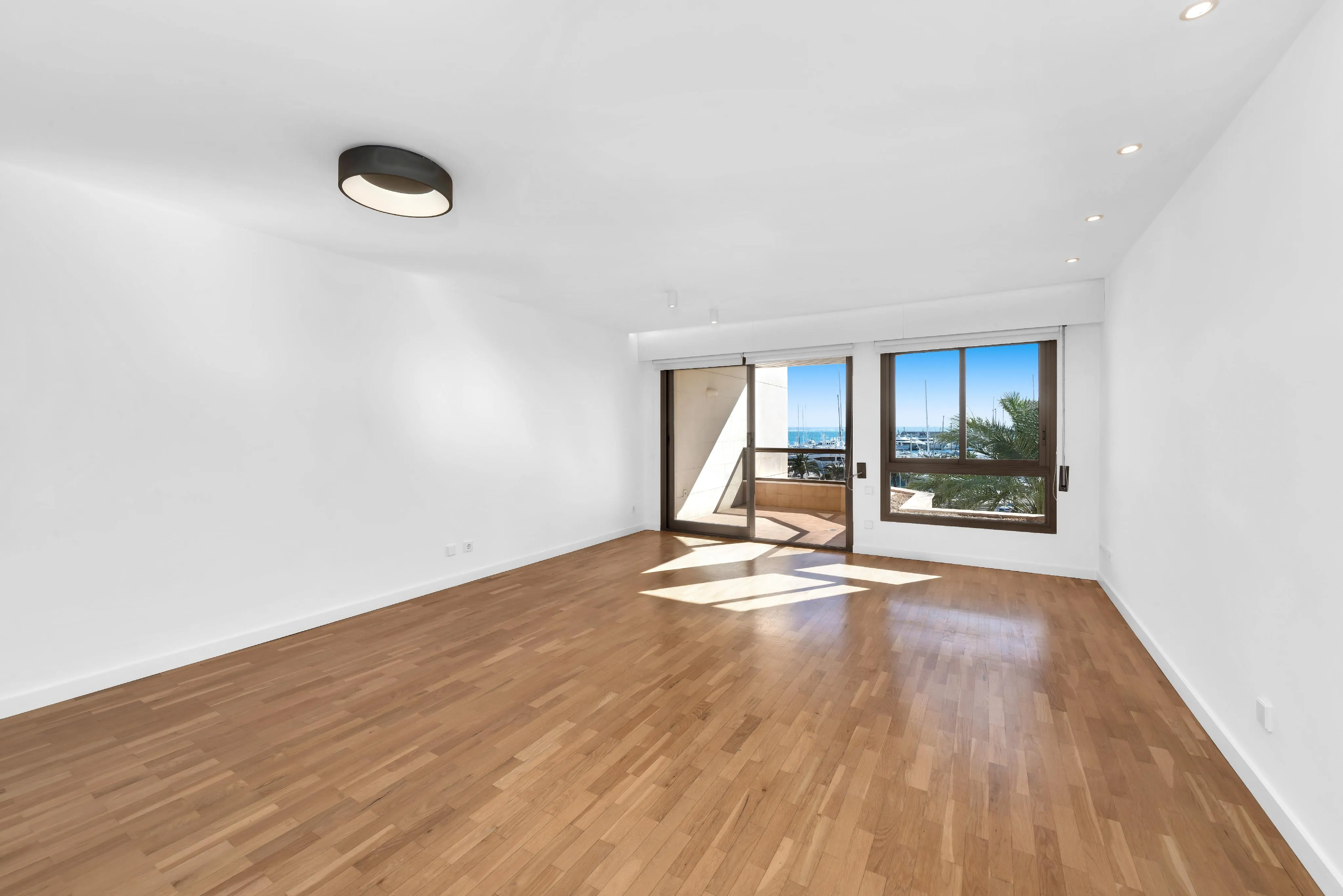 Living surrounded by the sea, yachts and the Mediterranean atmosphere-4