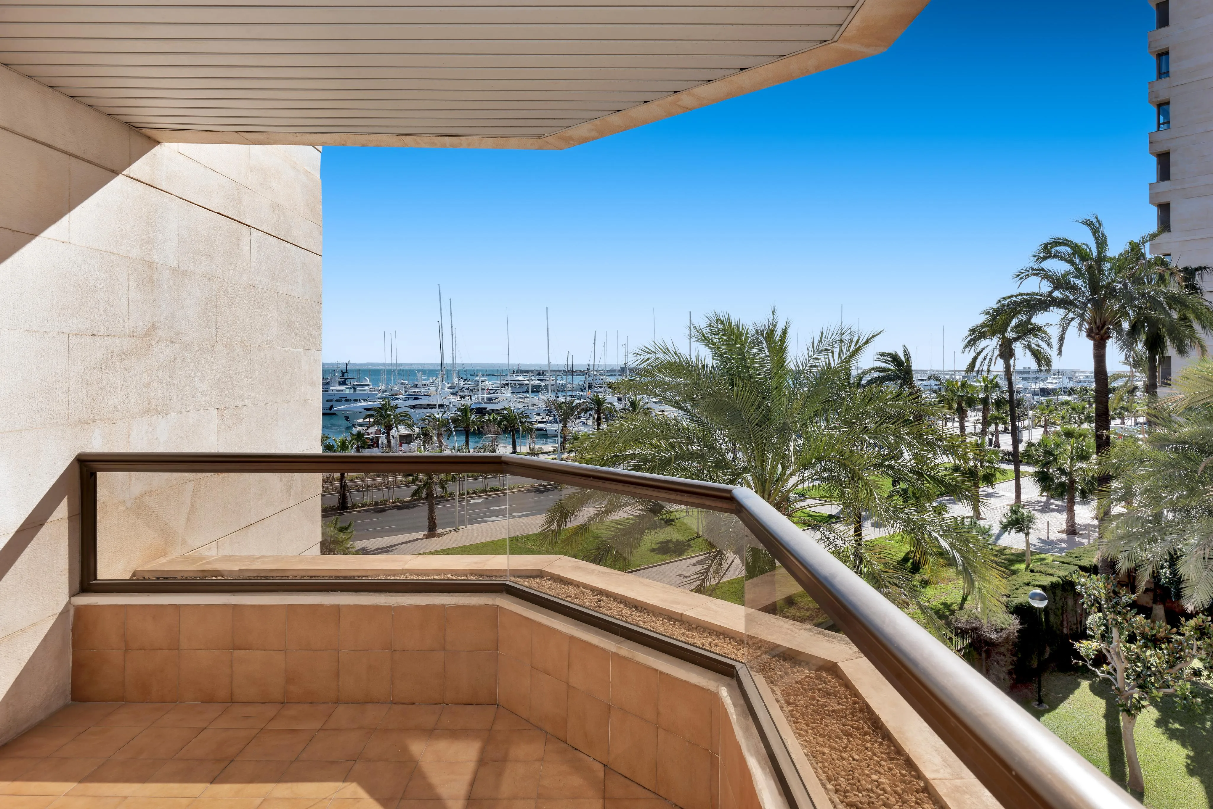 Living surrounded by the sea, yachts and the Mediterranean atmosphere-17