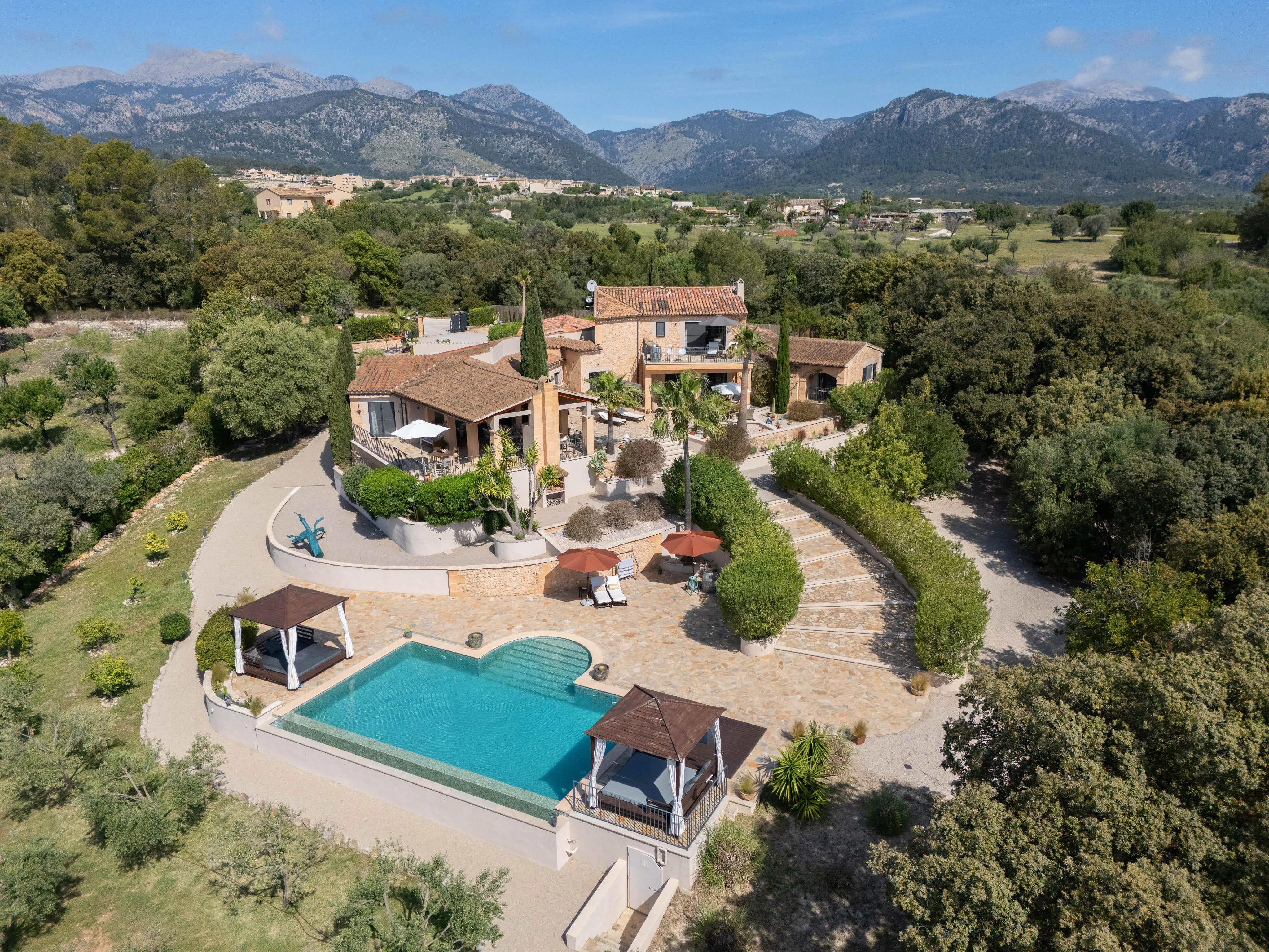 Finca z dalekosiężnymi widokami - nowoczesny komfort życia w tradycyjnej kamiennej architekturze na wzgórzu w pobliżu Moscari-1