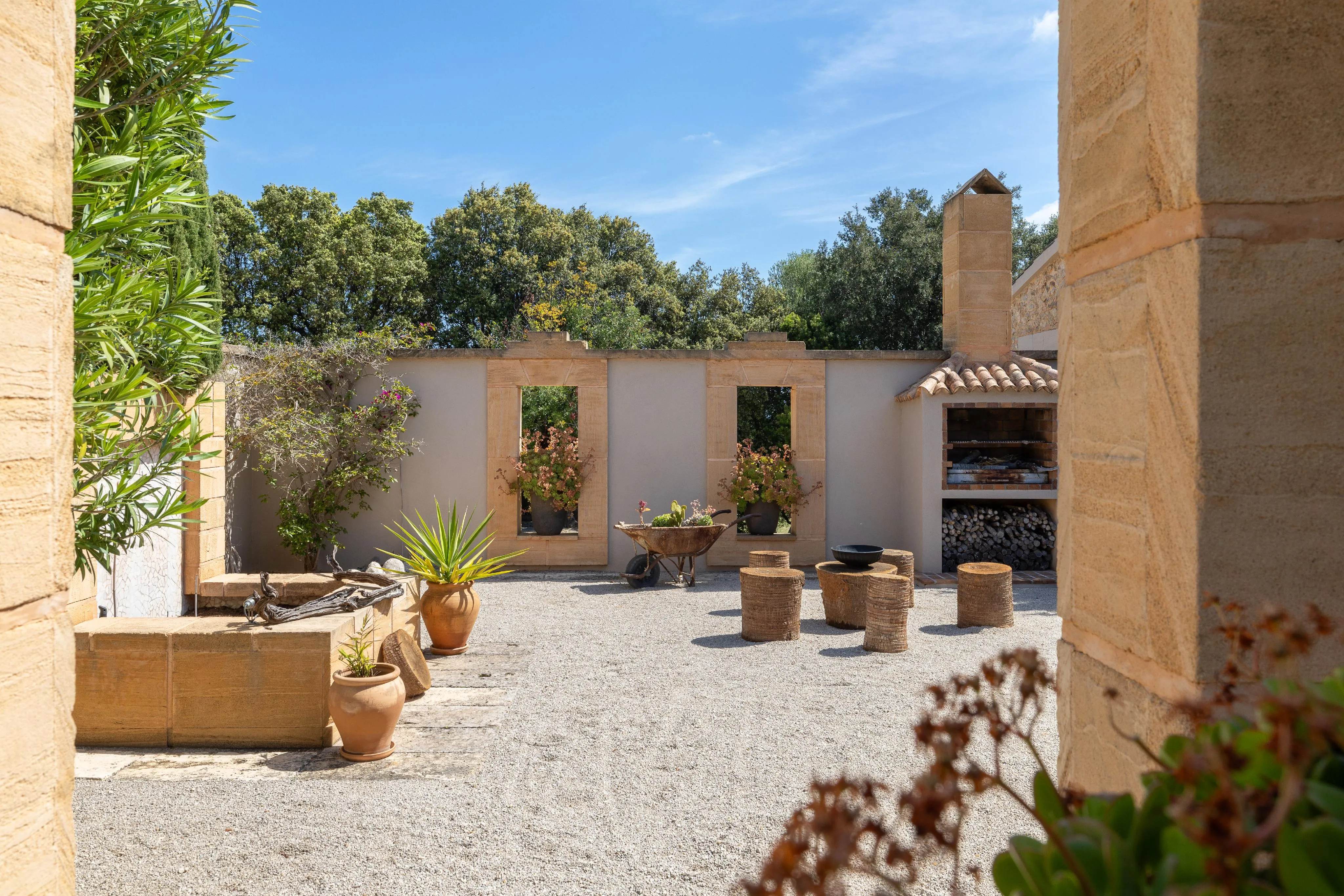 Finca z dalekosiężnymi widokami - nowoczesny komfort życia w tradycyjnej kamiennej architekturze na wzgórzu w pobliżu Moscari-19