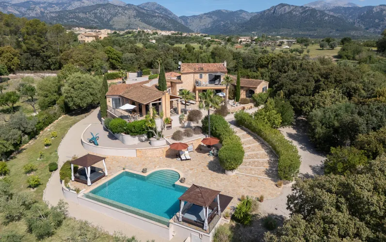 Panoramic Views and Tranquility: A Mediterranean Finca Oasis – where generous elegance meets modern living