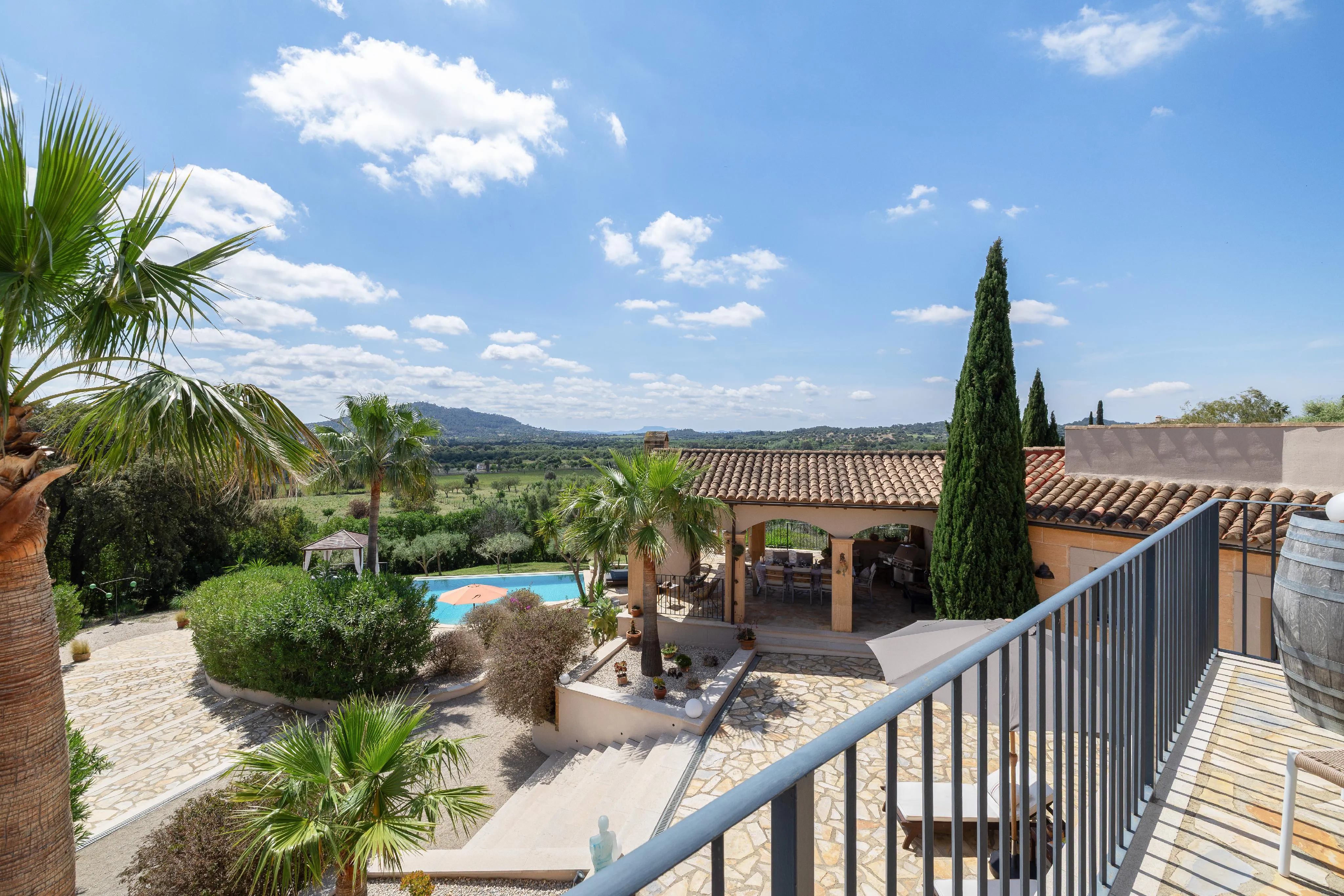 Finca z dalekosiężnymi widokami - nowoczesny komfort życia w tradycyjnej kamiennej architekturze na wzgórzu w pobliżu Moscari-3