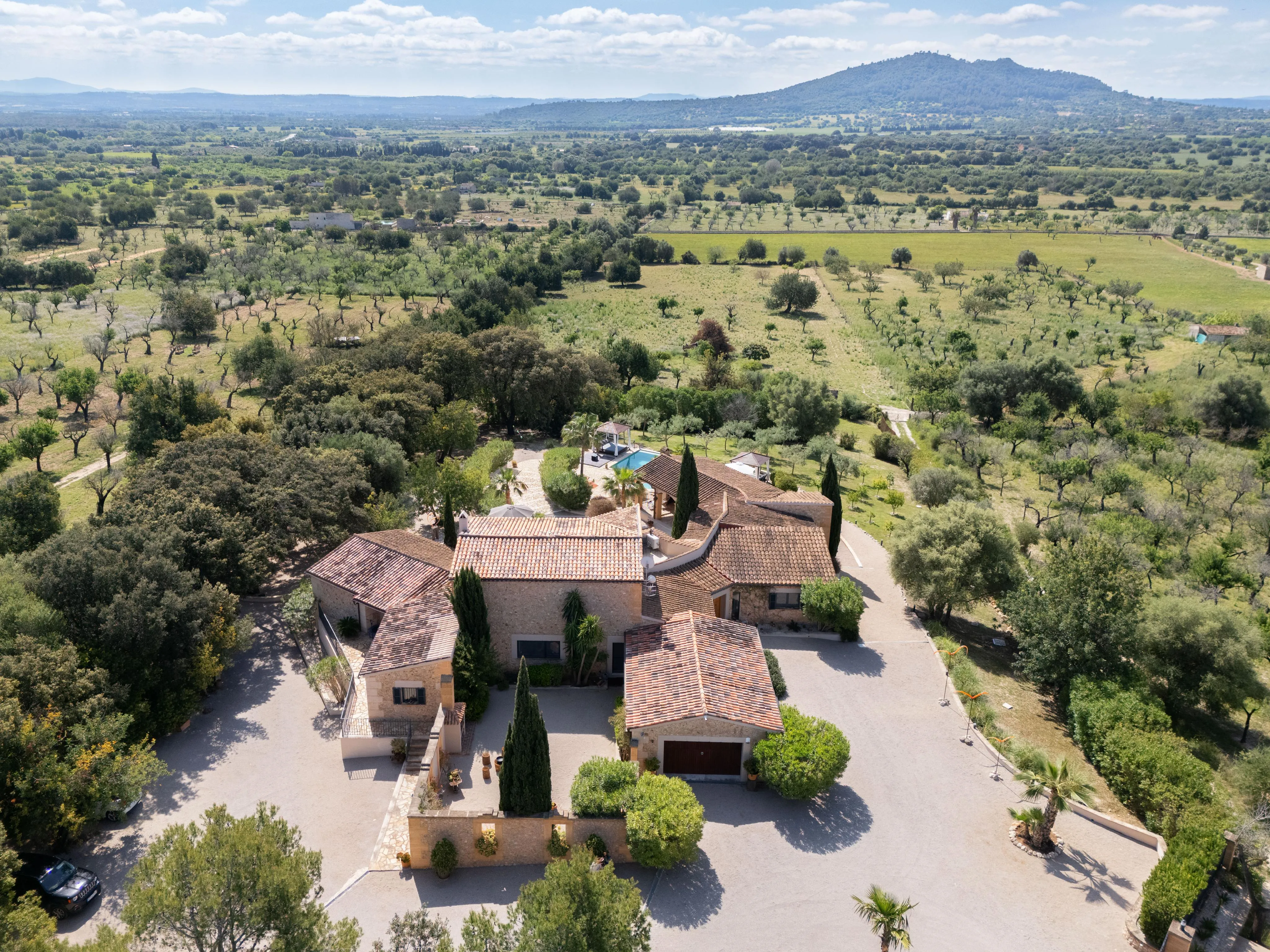 Finca z dalekosiężnymi widokami - nowoczesny komfort życia w tradycyjnej kamiennej architekturze na wzgórzu w pobliżu Moscari-21