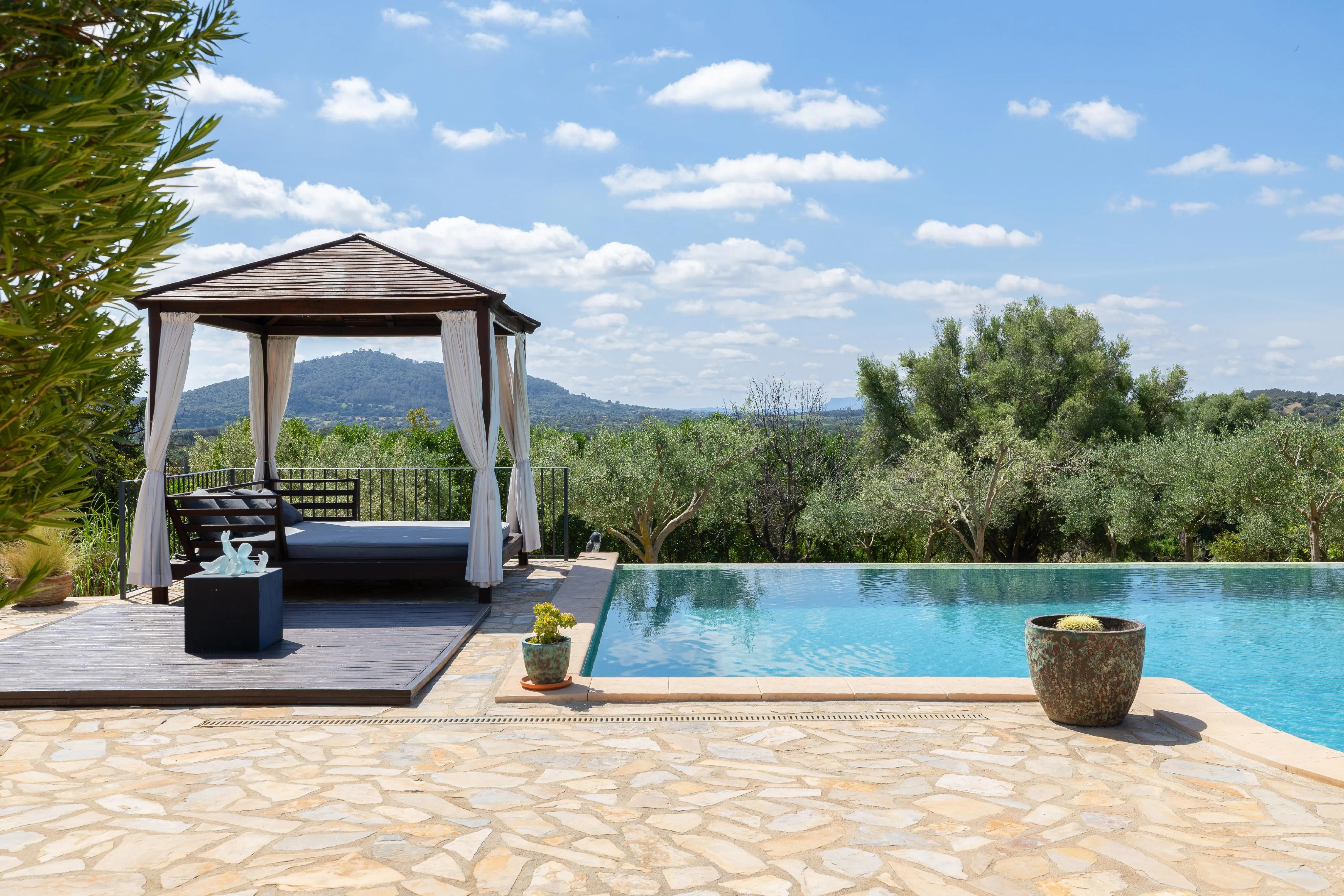 Finca z dalekosiężnymi widokami - nowoczesny komfort życia w tradycyjnej kamiennej architekturze na wzgórzu w pobliżu Moscari-20