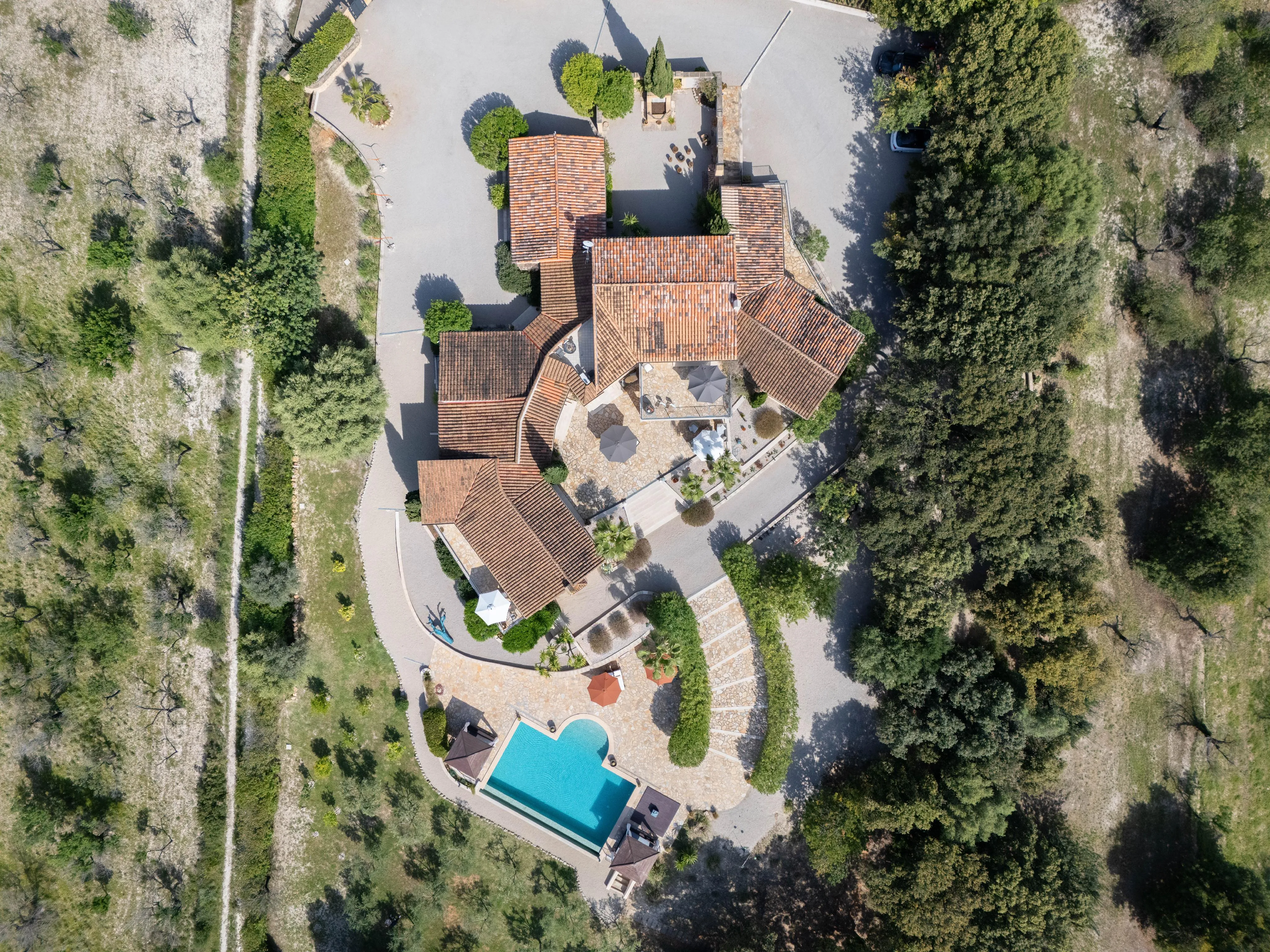 Finca z dalekosiężnymi widokami - nowoczesny komfort życia w tradycyjnej kamiennej architekturze na wzgórzu w pobliżu Moscari-22