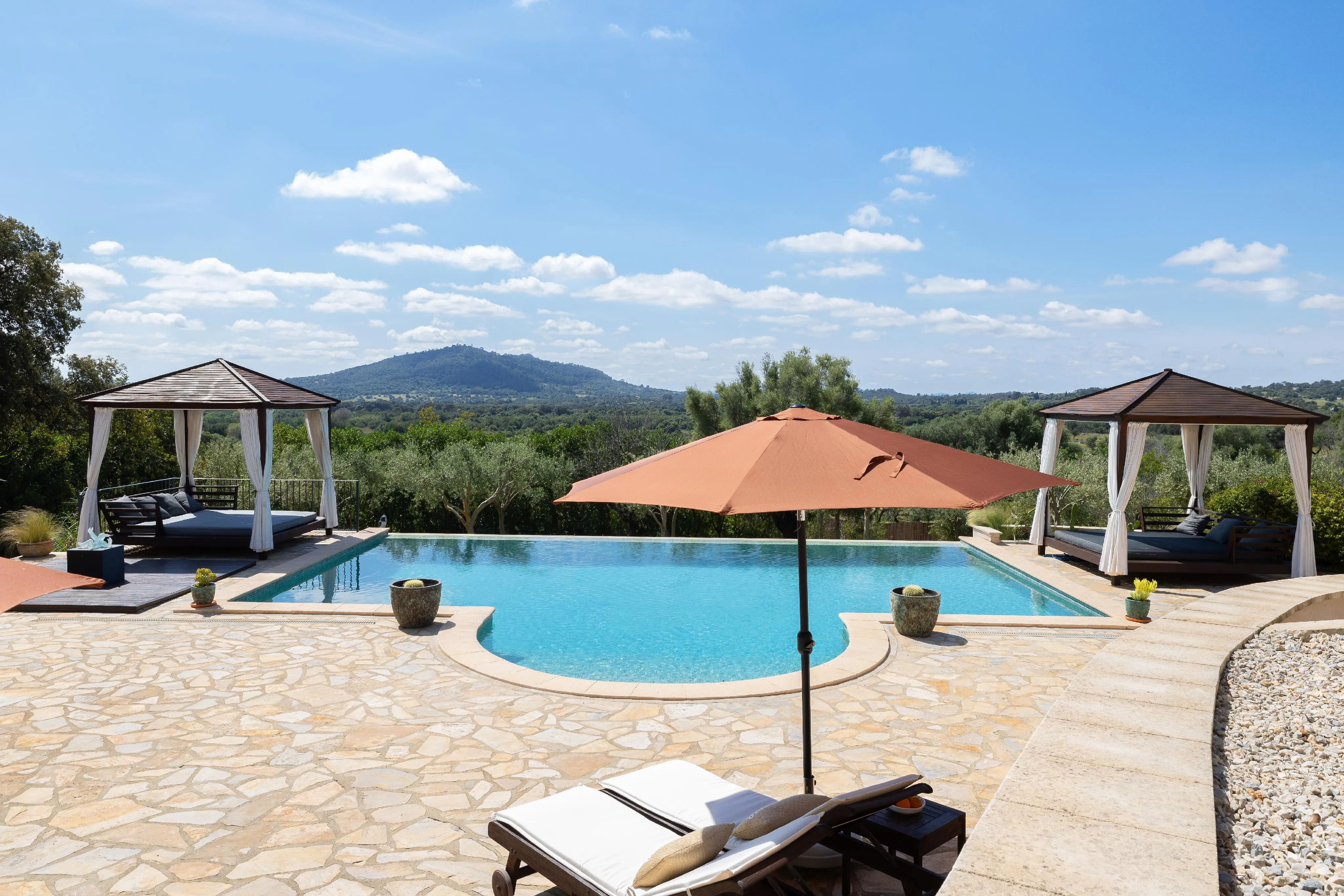 Finca z dalekosiężnymi widokami - nowoczesny komfort życia w tradycyjnej kamiennej architekturze na wzgórzu w pobliżu Moscari-4