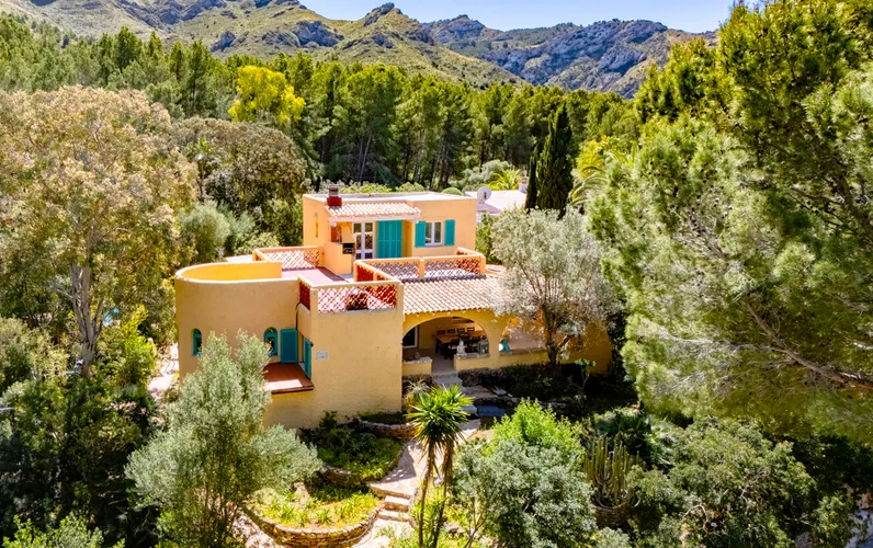 Casa indipendente con piscina e altri due appezzamenti vicini