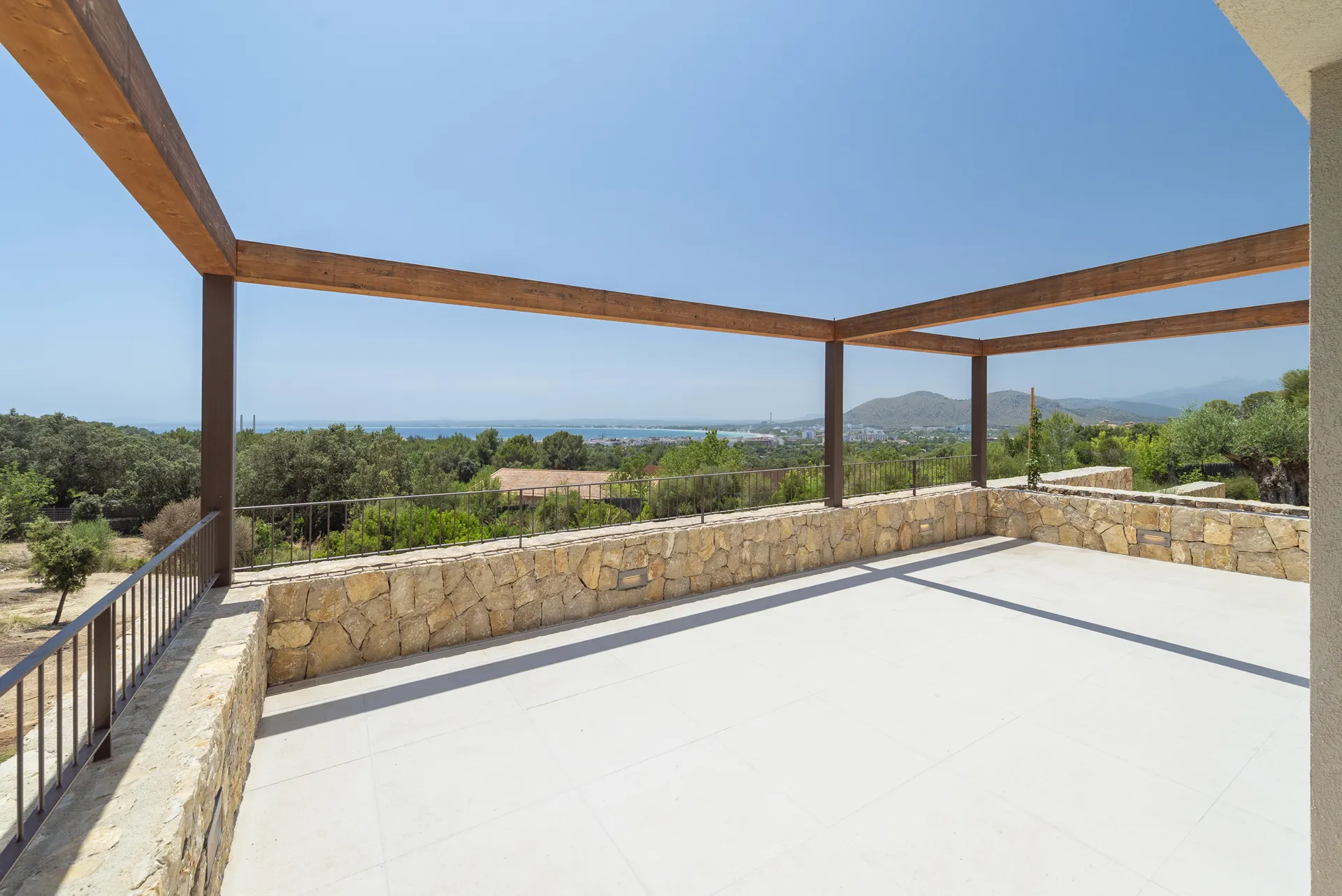Exclusiva finca de obra nueva con vistas a la bahía de Alcudia, Mallorca-8